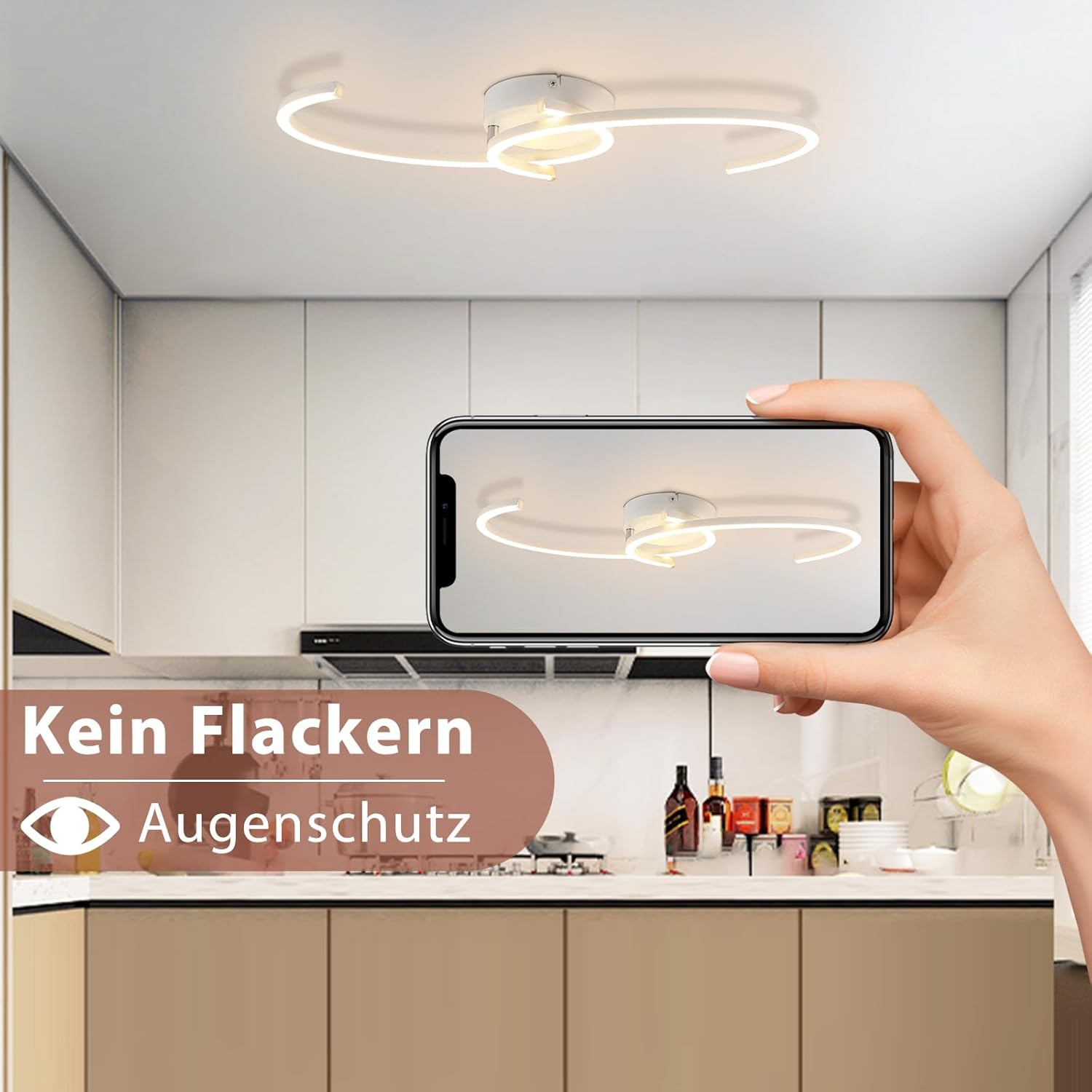 Una mano che tiene un telefono che mostra una lampada da soffitto bianca in una cucina. Il testo dice 'Kein Fackern Augenschutz'.