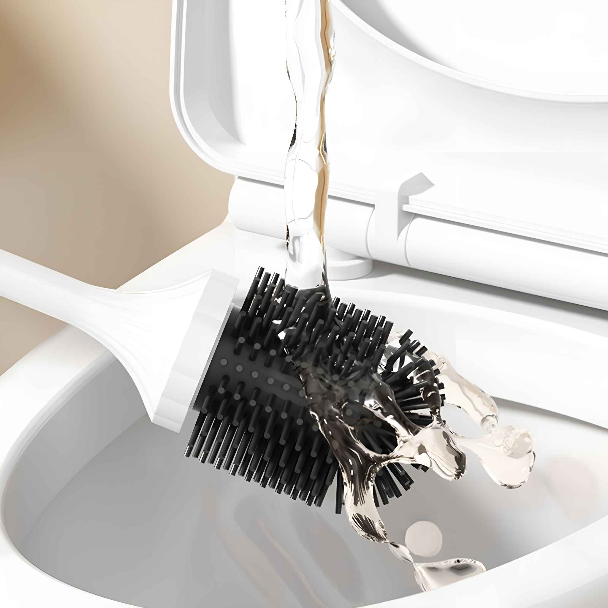 Eine schwarze Toilettenbürste befindet sich in einer weißen Toilette, Wasser fließt über die Borsten in die Toilettenschüssel.