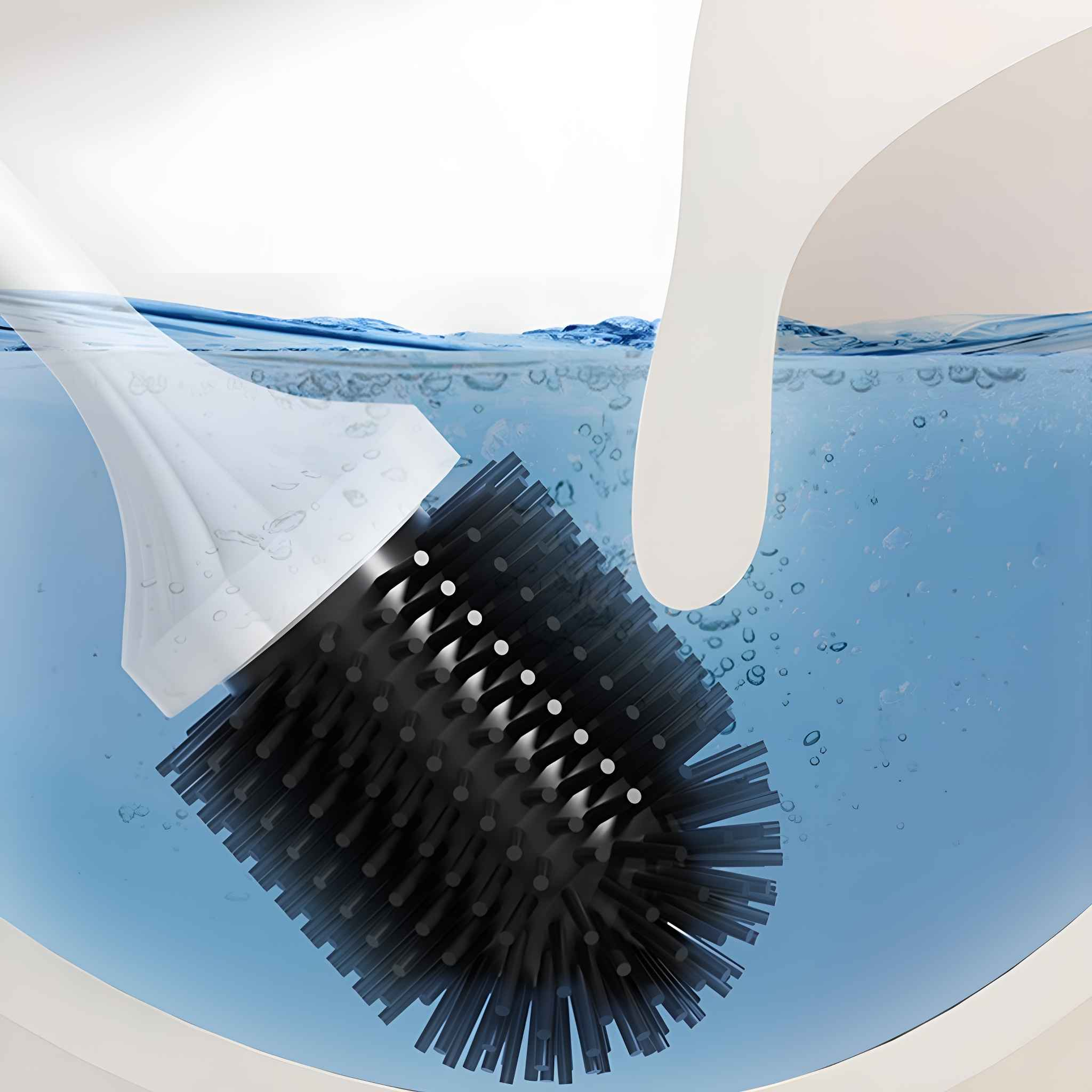 Eine schwarze Toilettenbürste ist in Wasser in einer weißen Toilette eingetaucht. Der Bürstenkopf zeigt nach unten.