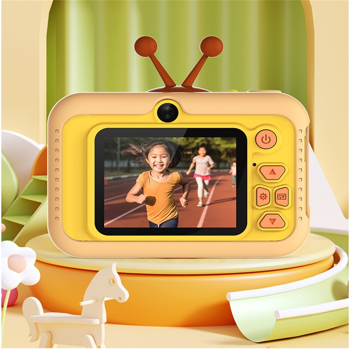 Eine gelbe Spielzeugkamera in Form eines Fernsehers, mit einem Bildschirm, der Kinder beim Laufen zeigt.