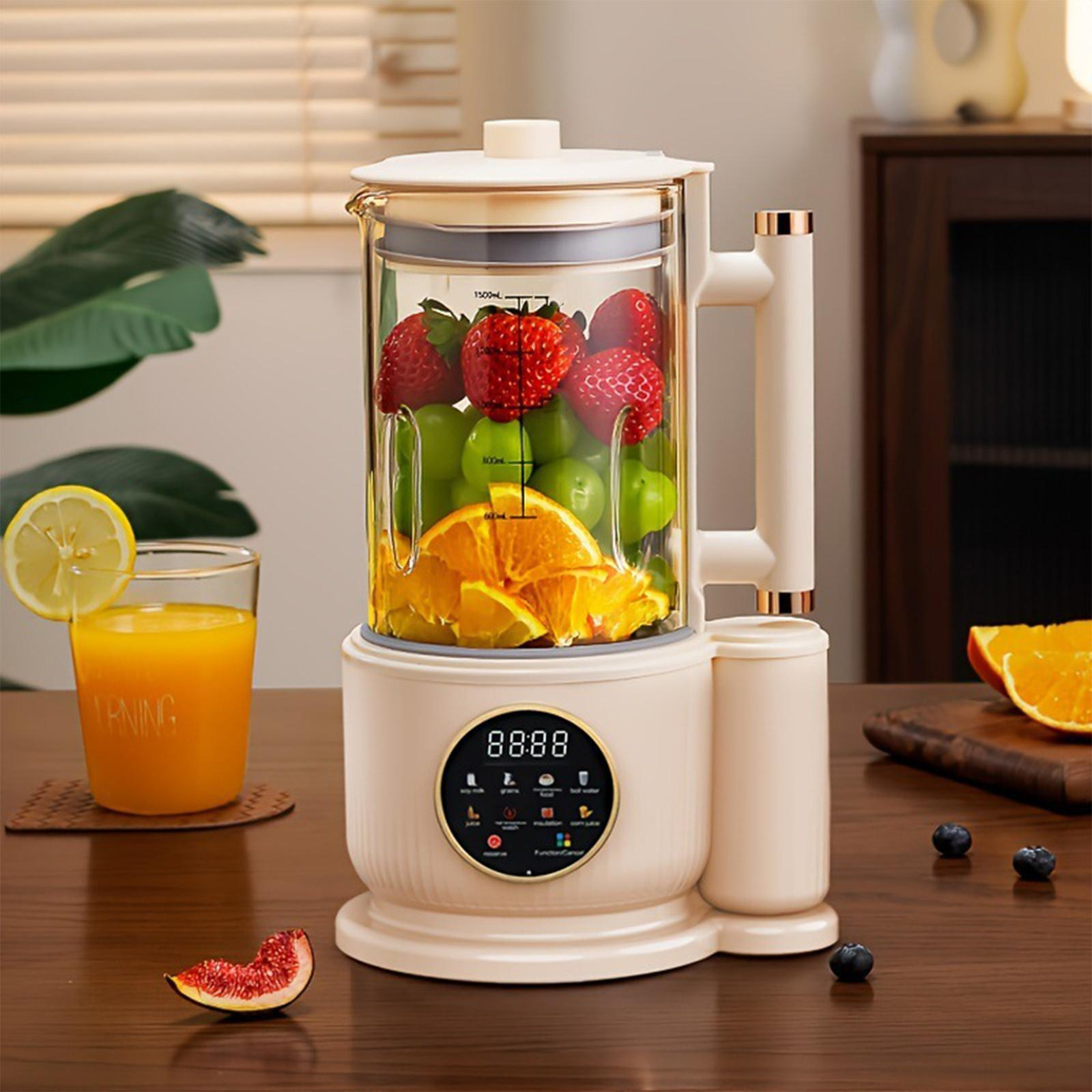 Ein Mixer mit Früchten. Ein Glas Saft und Früchte stehen daneben. Der Mixer hat ein digitales Display.