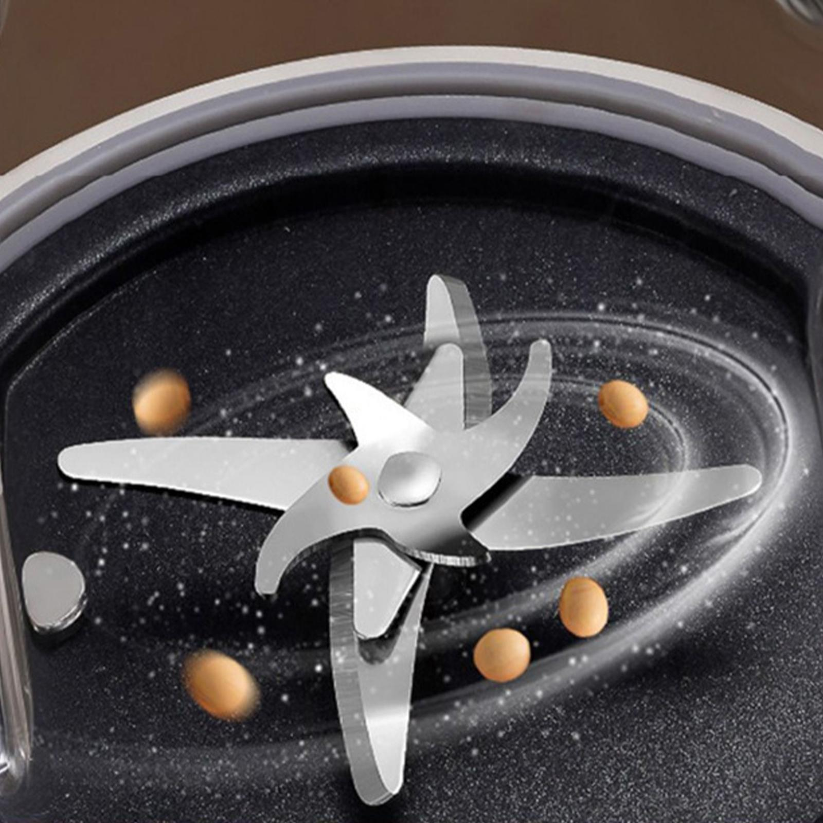 Ein Mixer-Messer mit Stern-Design, mit einigen braunen Objekten um die Messer herum. Nahaufnahme.