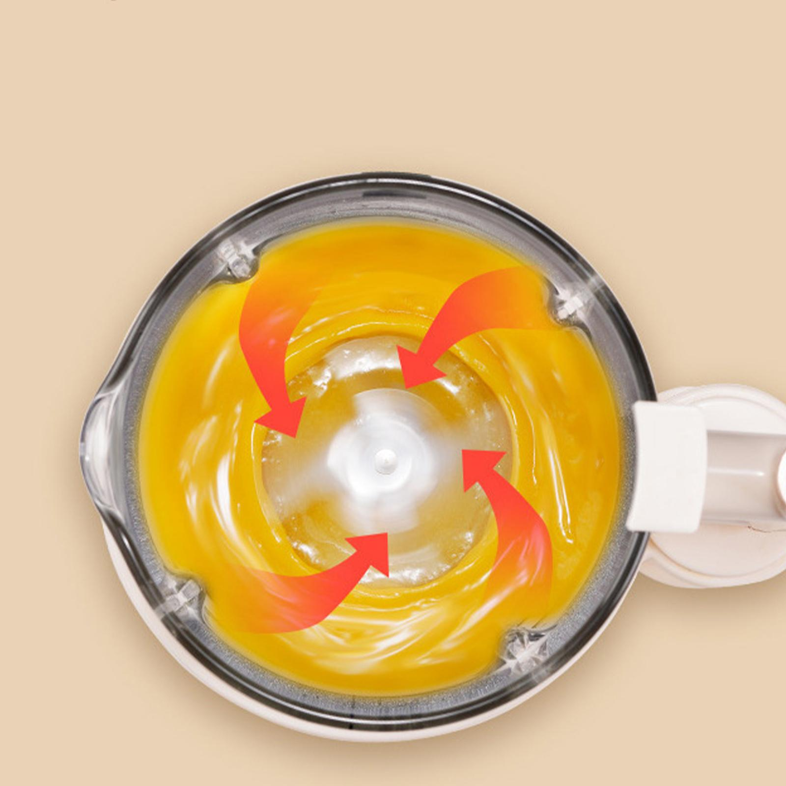 Draufsicht auf ein Küchengerät mit orangener Flüssigkeit und Pfeilen, die den Mischvorgang zeigen. Beigefarbener Hintergrund.