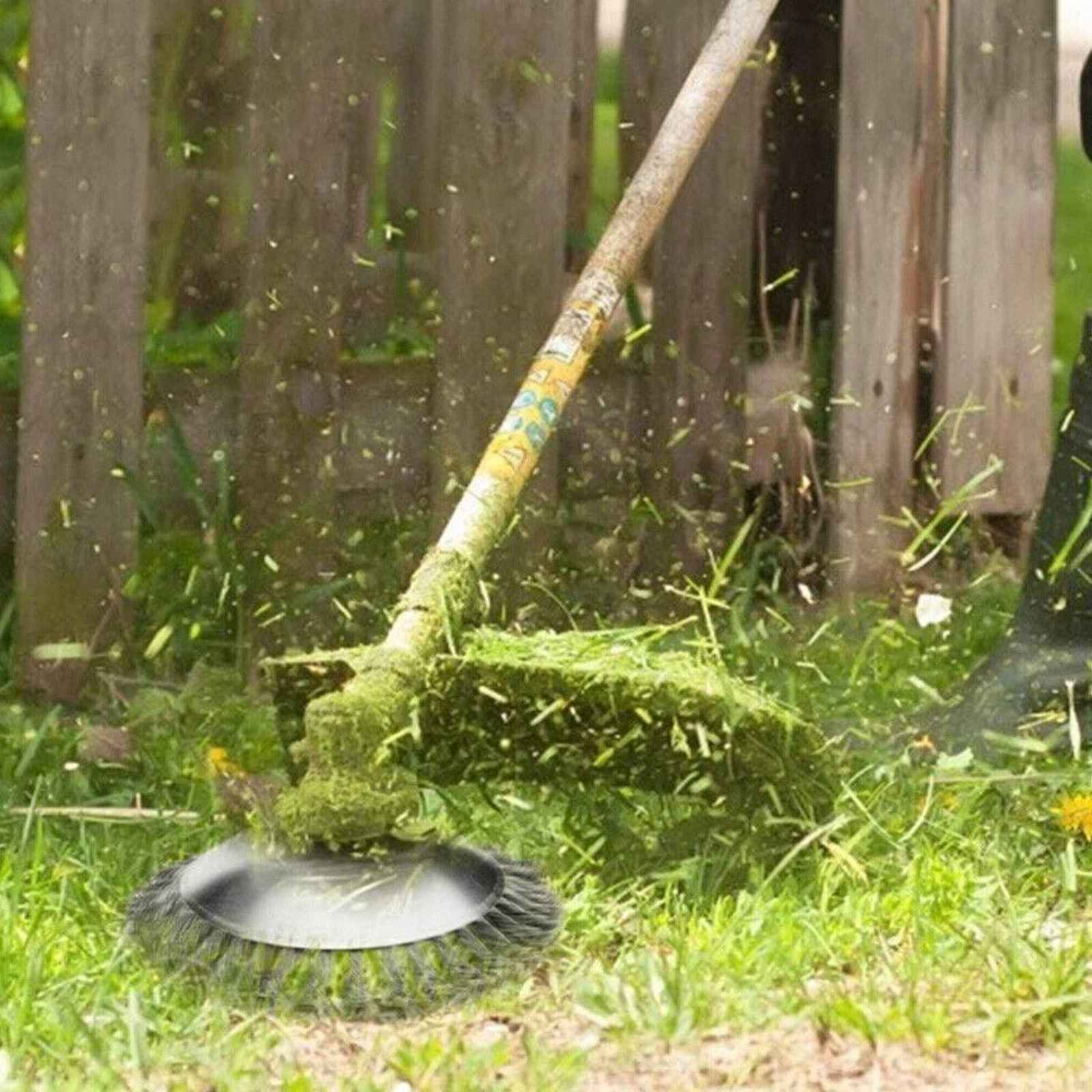 Ein Rasentrimmer, der in einem grasbewachsenen Bereich arbeitet. Der Bürstenaufsatz schneidet Gras.