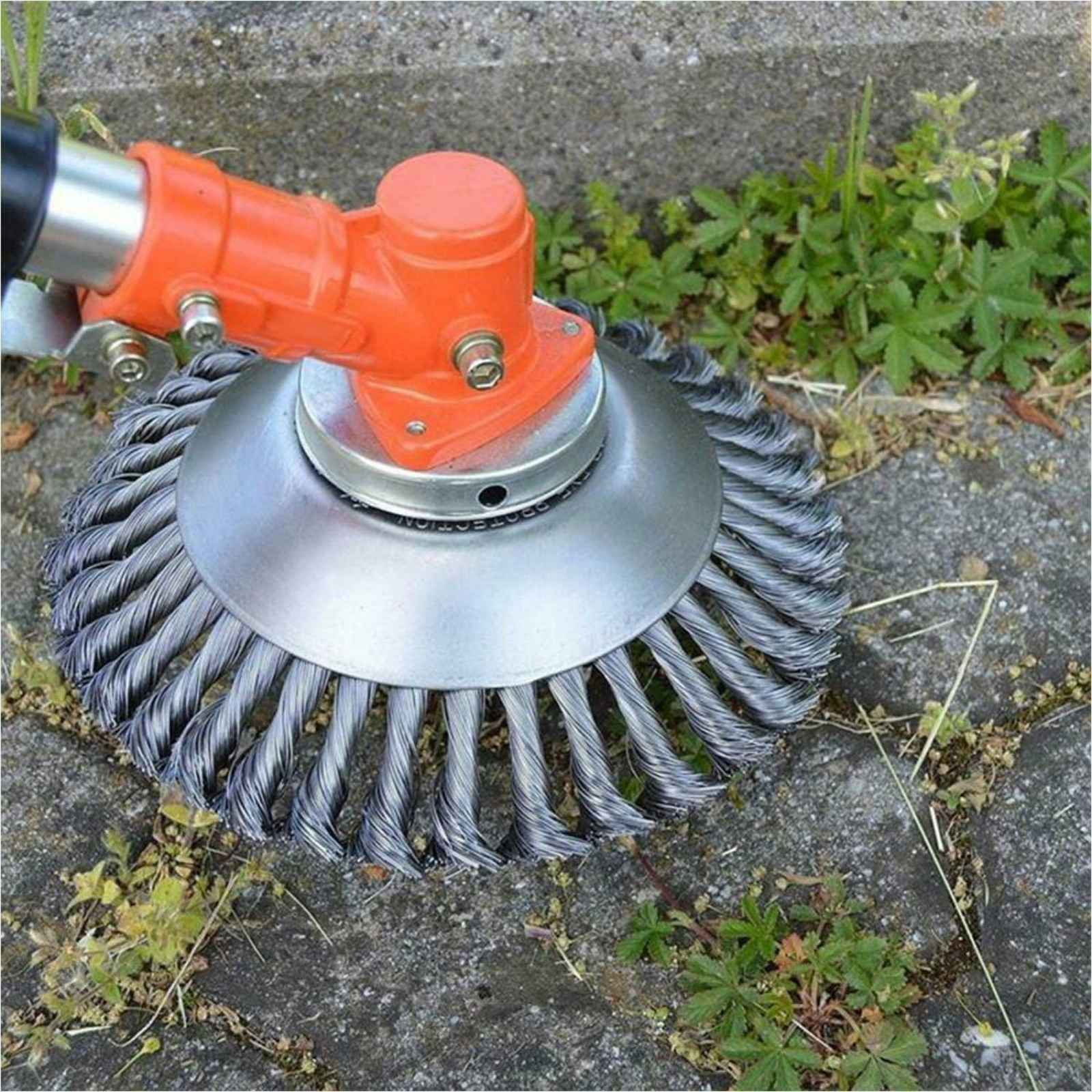 Ein Metallbürsten-Trimmer, der auf einer Steinoberfläche verwendet wird, umgeben von Gras. Die Bürste ist grau.
