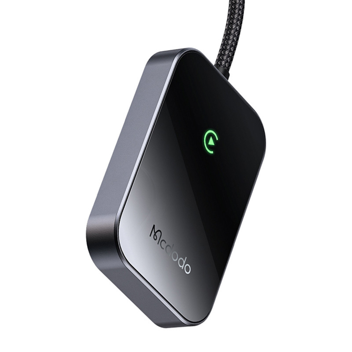 Nahaufnahme eines schwarzen Mcdodo Wireless CarPlay-Adapters mit USB-Anschluss.