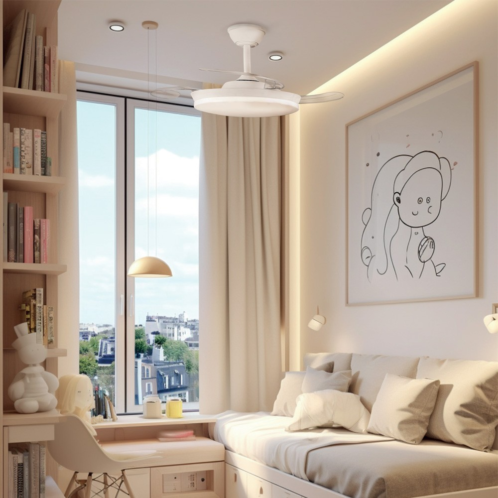 Dormitorio luminoso con ventilador de techo, ventana grande y dibujo en la pared.