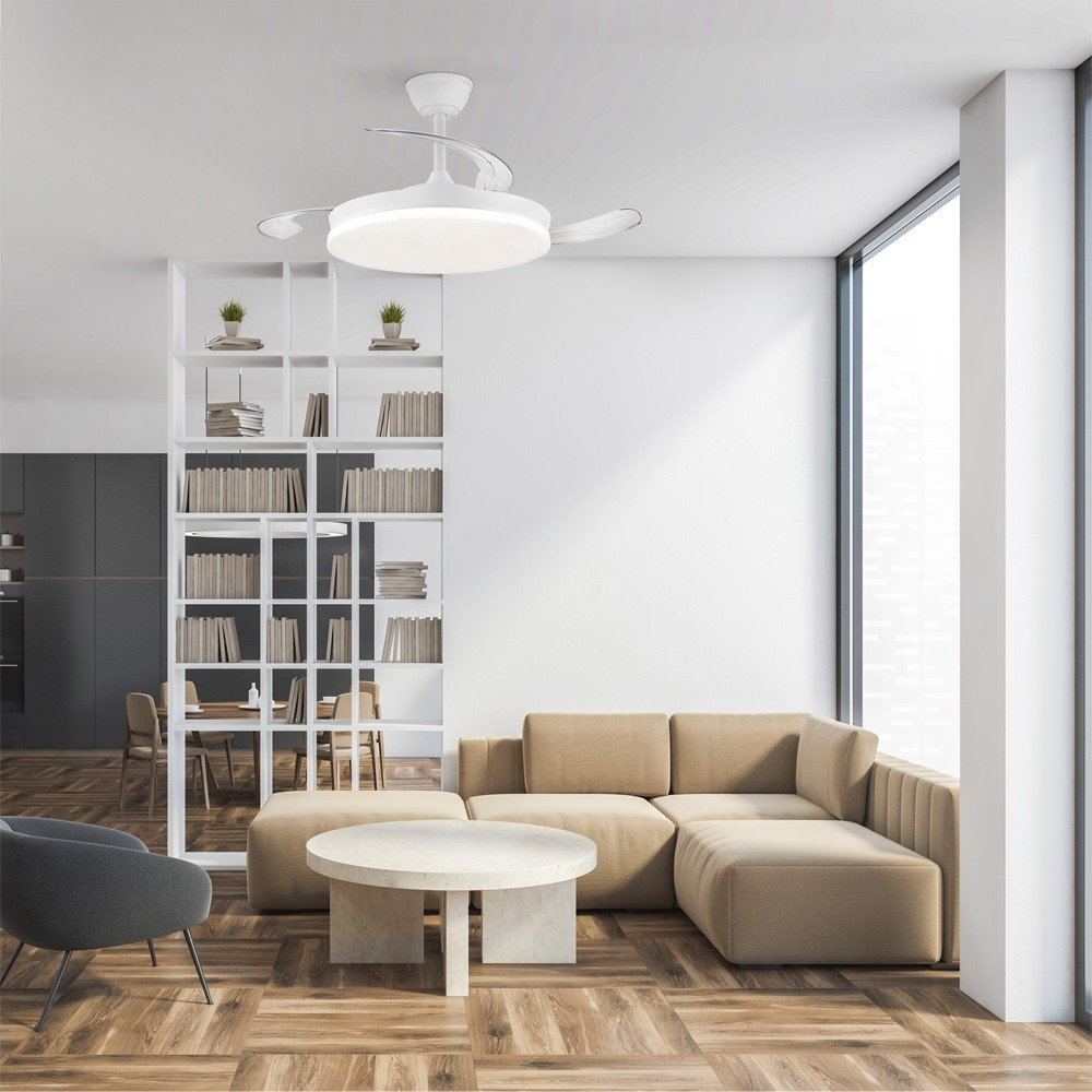 Sala de estar moderna con ventilador de techo, sofá seccional beige y mesa redonda.