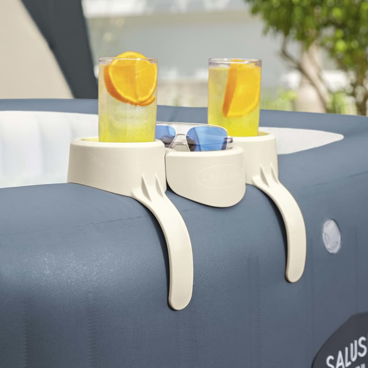 Twee drankjes met sinaasappelschijfjes op een spa-accessoire.