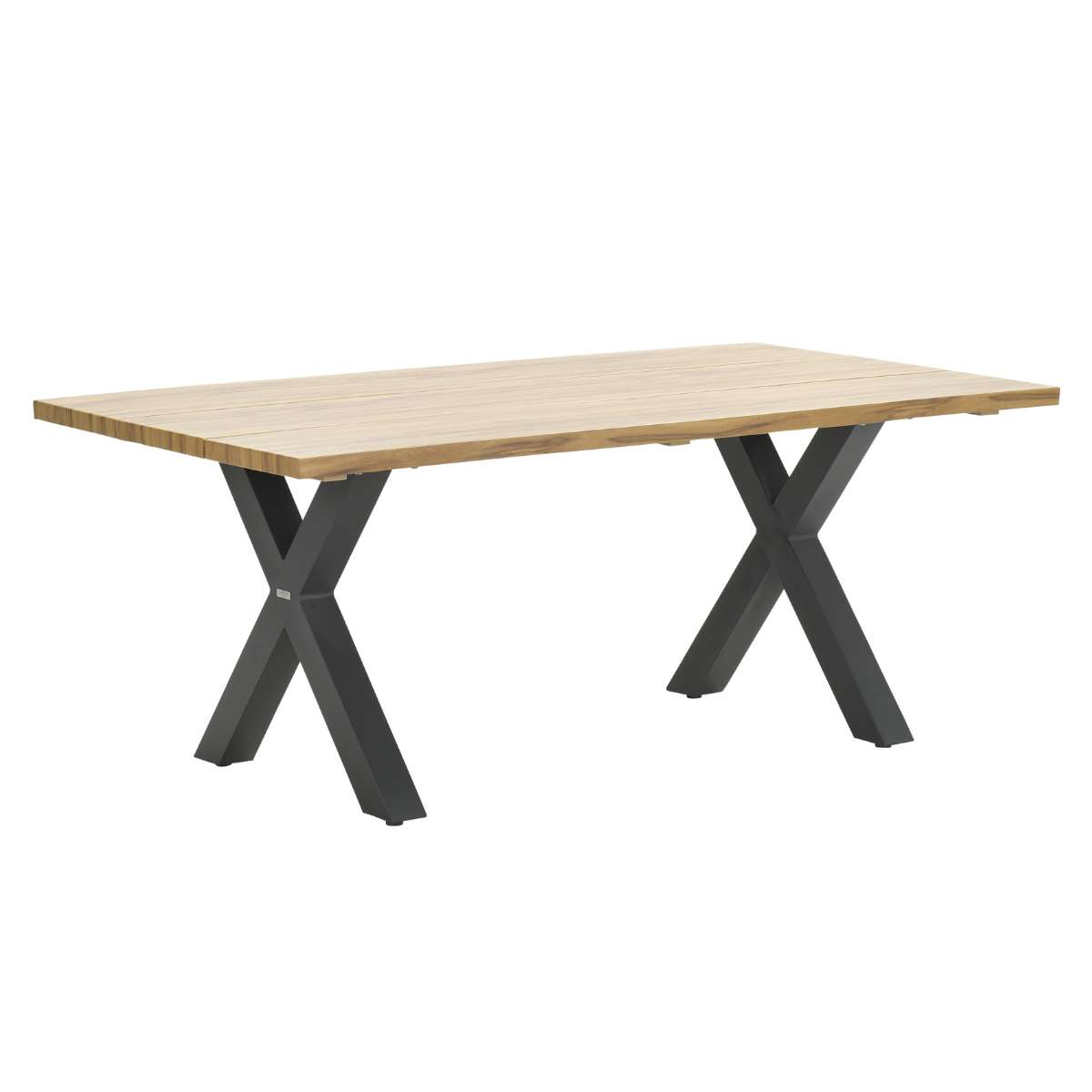Een lichtbruine houten buitentafel met een zwart metalen X-frame onderstel, geïsoleerd op een witte achtergrond.
