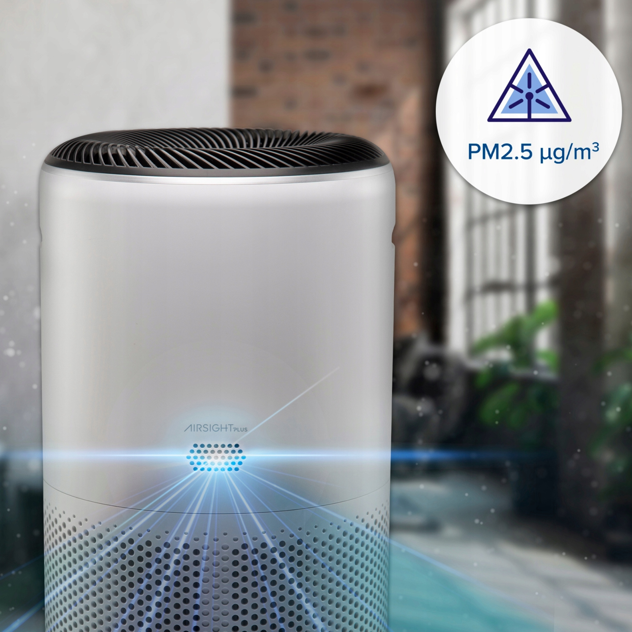 Oczyszczacz powietrza z symbolem PM2.5, w jasnym wnętrzu.