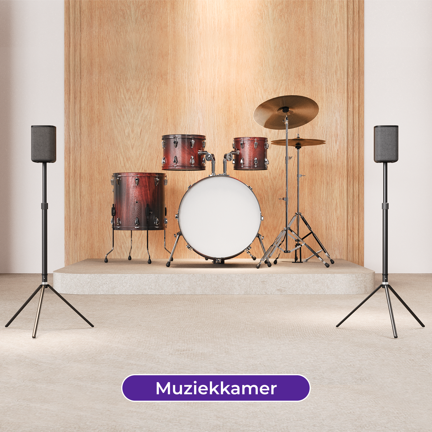 Une batterie avec des enceintes sur pieds. La scène est devant un mur en bois. La scène est une salle de musique.