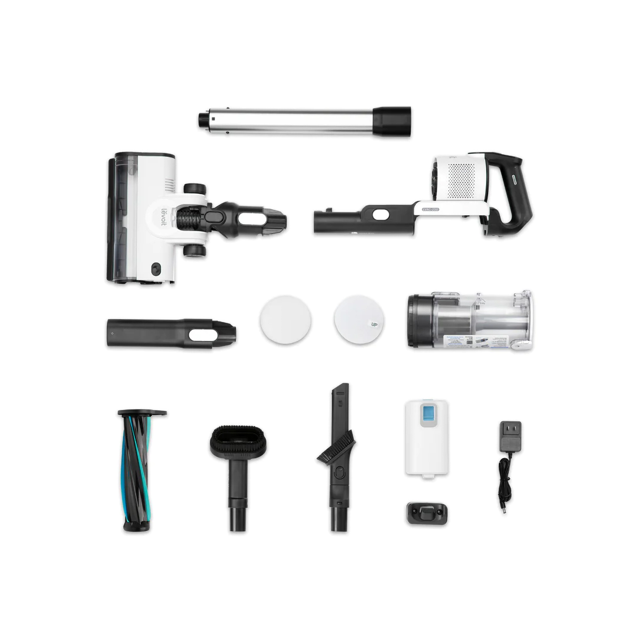 Różne zdemontowane części odkurzacza na białym tle. Części obejmują rury i głowice szczotek.