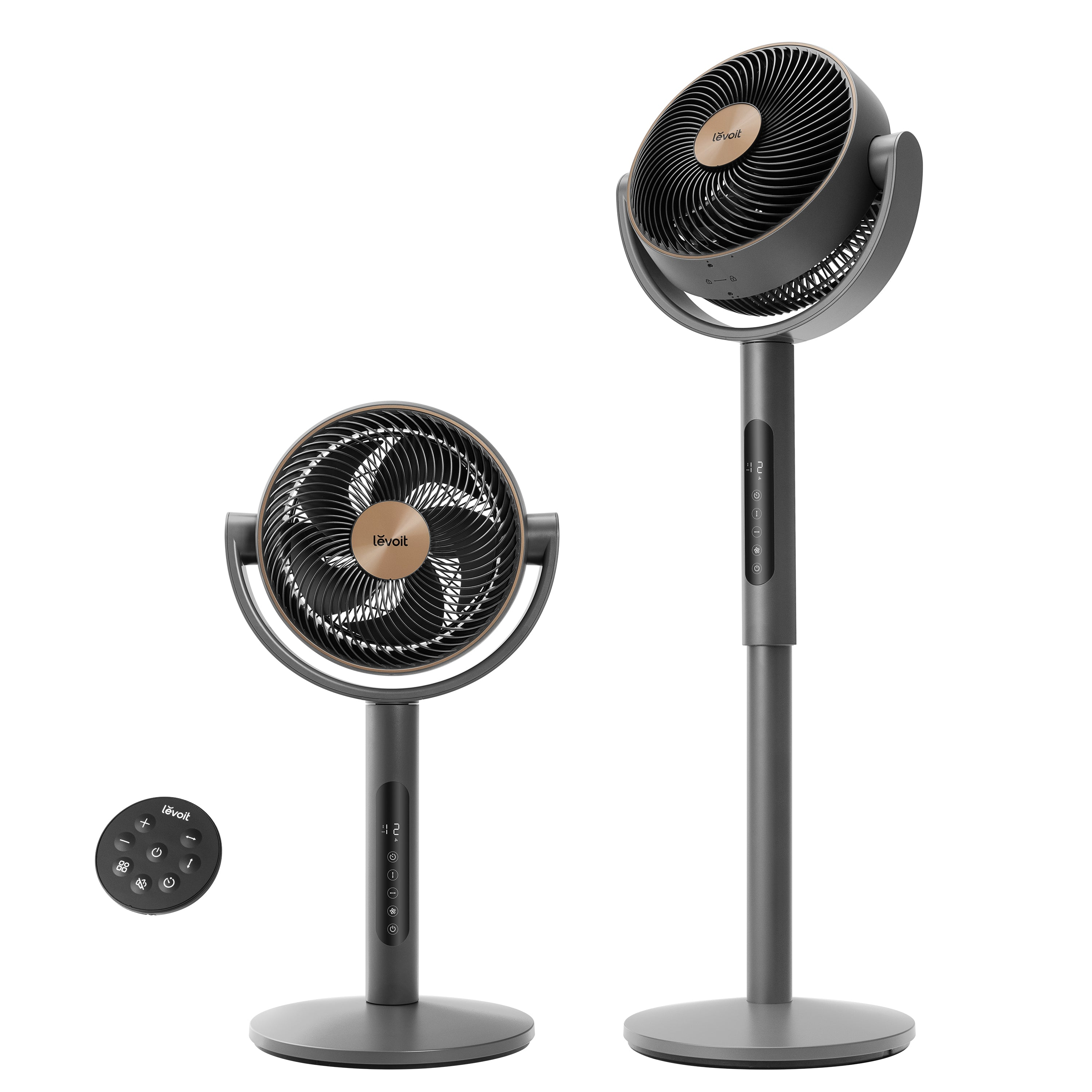 Dwa szare wentylatory stojące z okrągłymi podstawami i głowicami. Dołączony jest pilot.