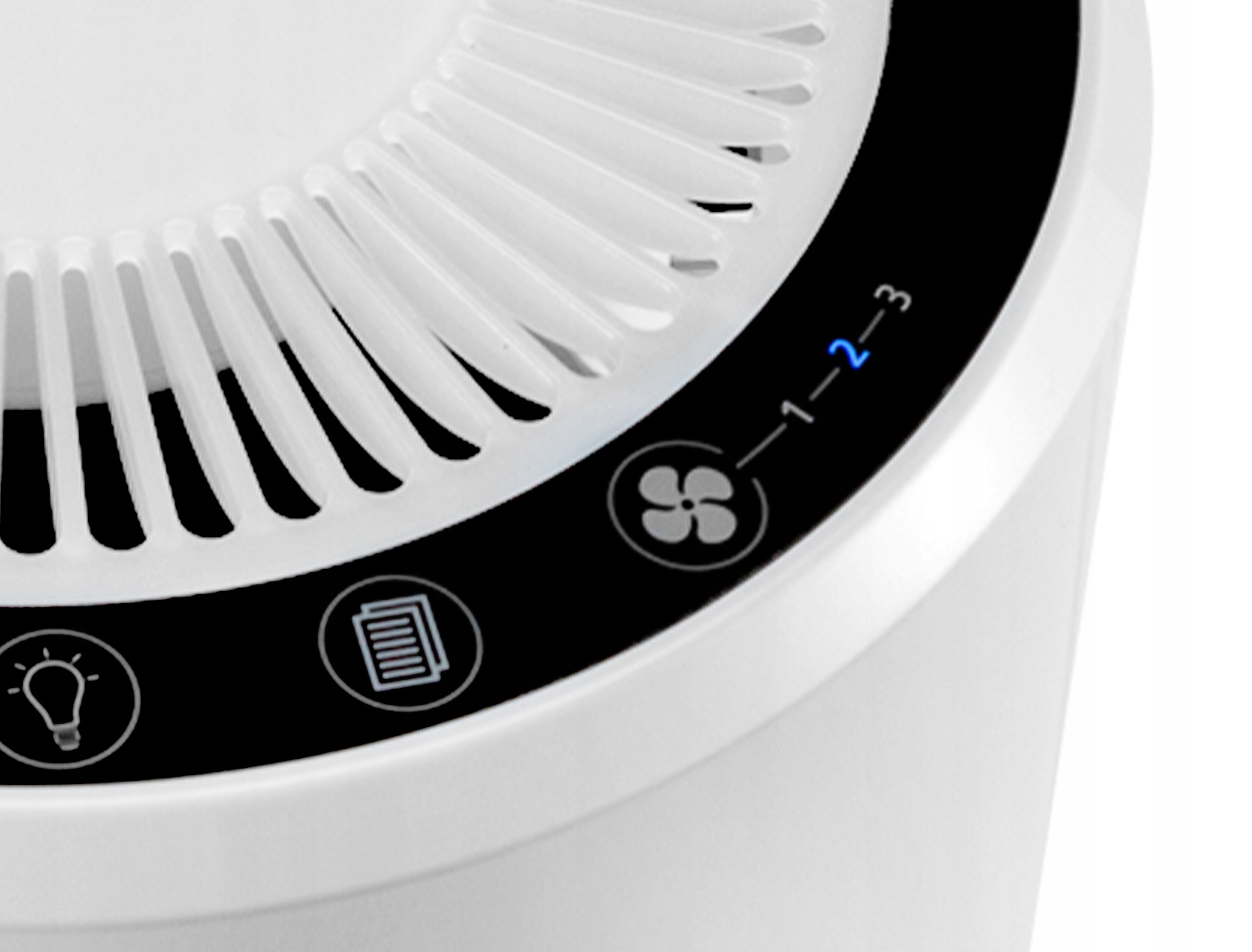 Zbliżenie białego panelu sterowania oczyszczacza powietrza z ustawieniami prędkości wentylatora i innymi ikonami funkcji.