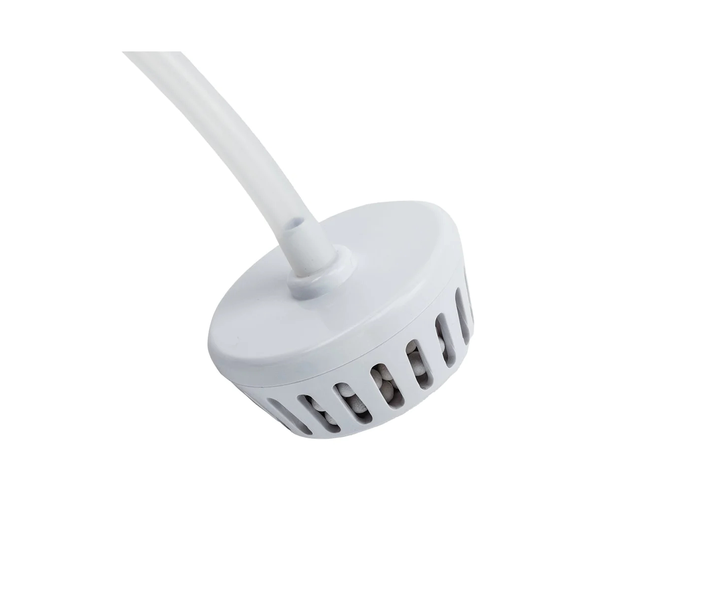 Zbliżenie białego filtra wody do nawilżacza z dołączoną małą rurką. W środku małe białe kamienie.