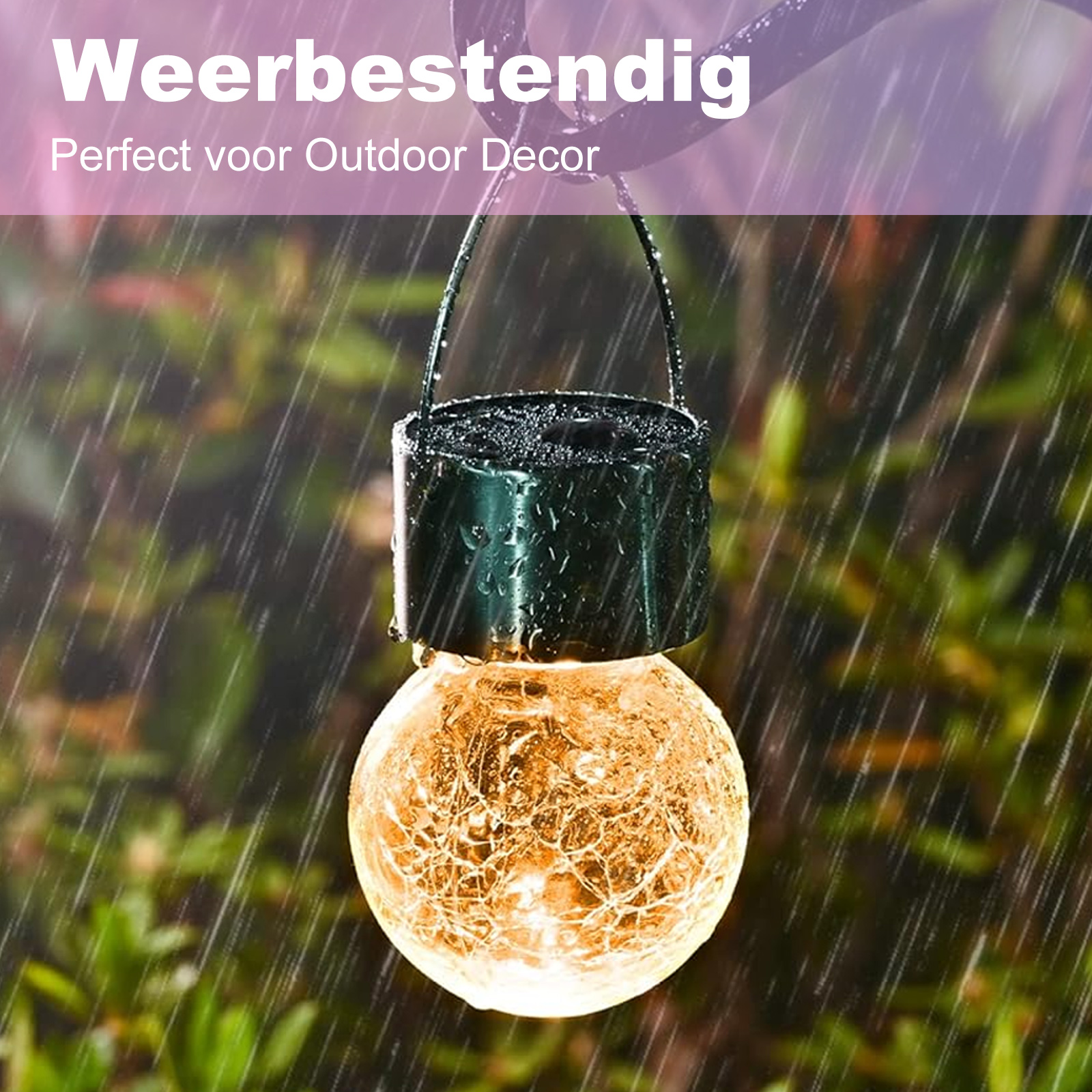 Eine orange leuchtende Glaskugelleuchte, die im Regen hängt. Das Licht hat einen Metallaufsatz.