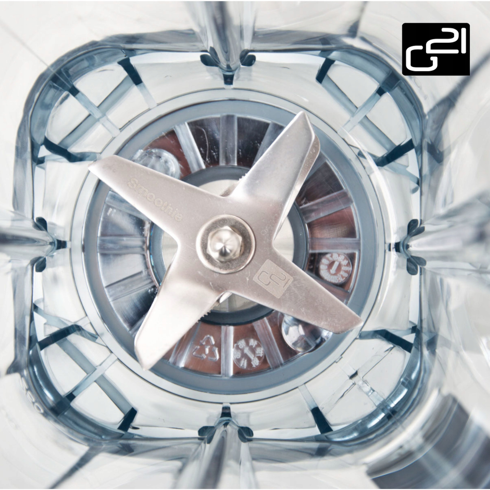 Zbliżenie ostrza blendera wewnątrz przezroczystego dzbanka.