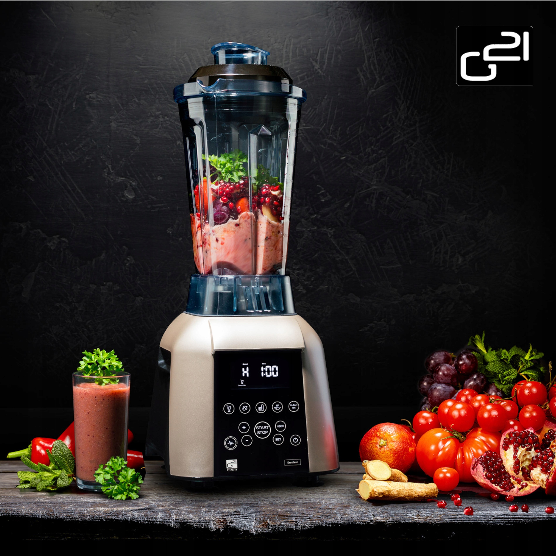 Blender z koktajlem owocowym. Szklanka koktajlu i owoce na stole. Ciemne, drewniane tło.