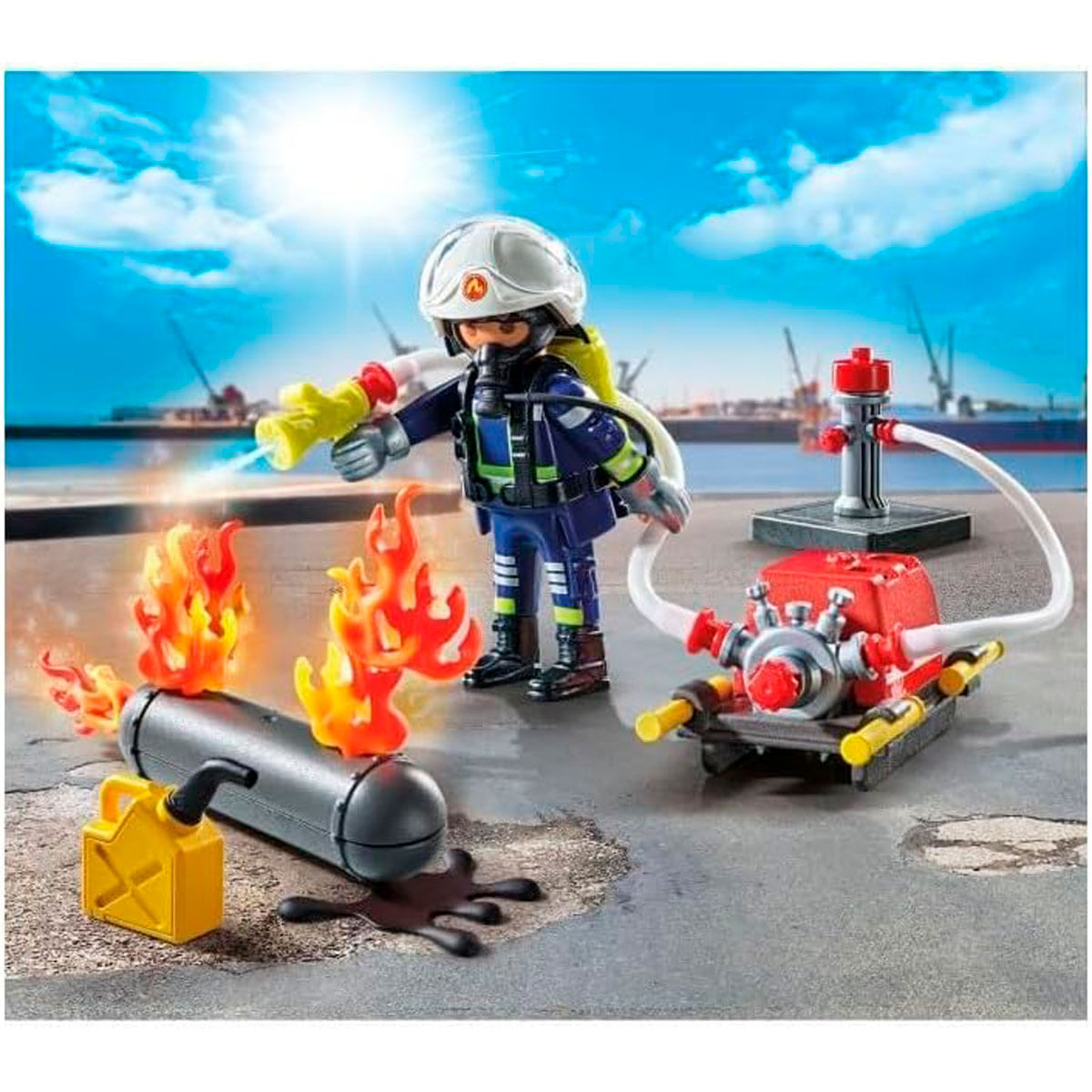 Zestaw do zabawy w strażaka. Figurka strażaka, pompa wodna i ogień są pokazane na powierzchni z jasnym niebem w tle.