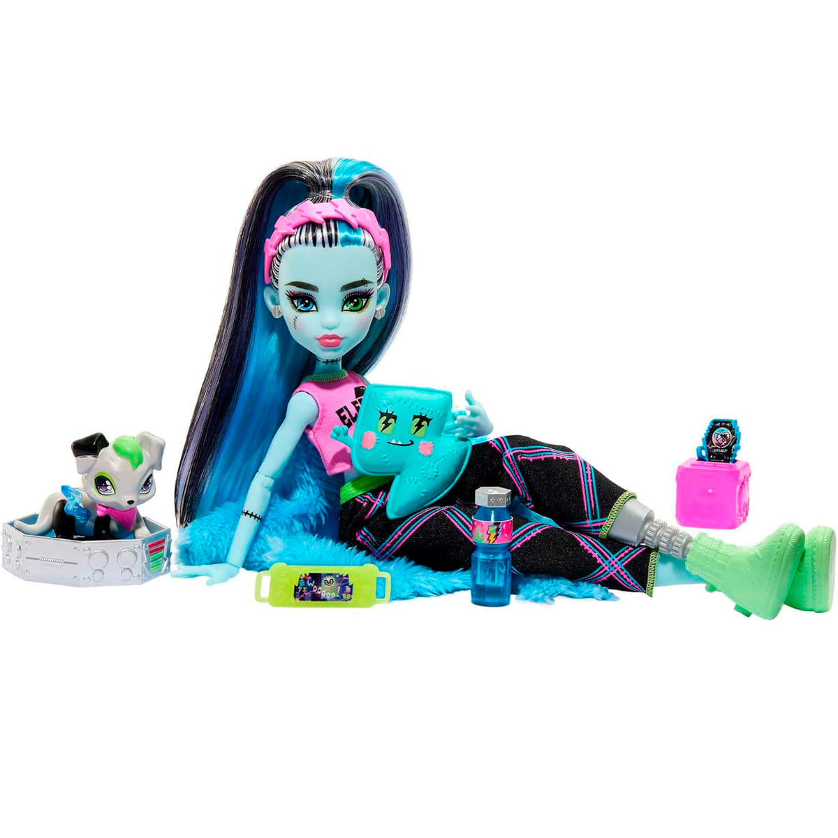 Lalka Monster High, odpoczywająca z akcesoriami. Ma niebieską skórę, dwukolorowe włosy i psa. Akcesoria wokół niej.