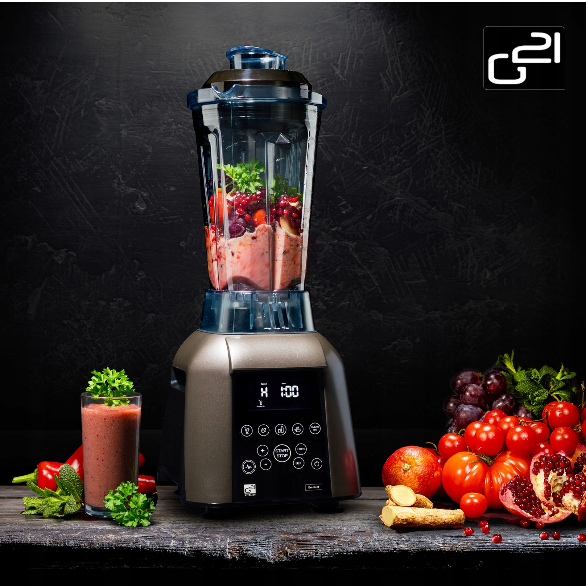 Blender z owocami i szklanką smoothie na ciemnym tle. Wyświetlacz na blenderze pokazuje '1:00'.