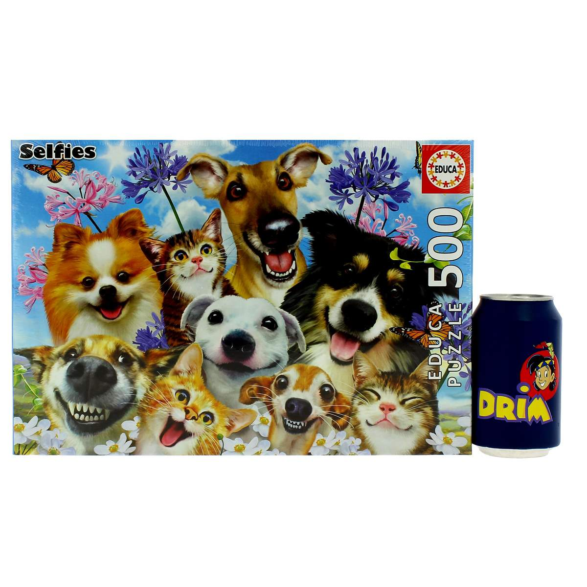 Pudełko puzzli Educa z wieloma psami i kotami uśmiechającymi się do widza. Po prawej stronie puszka DRIM.