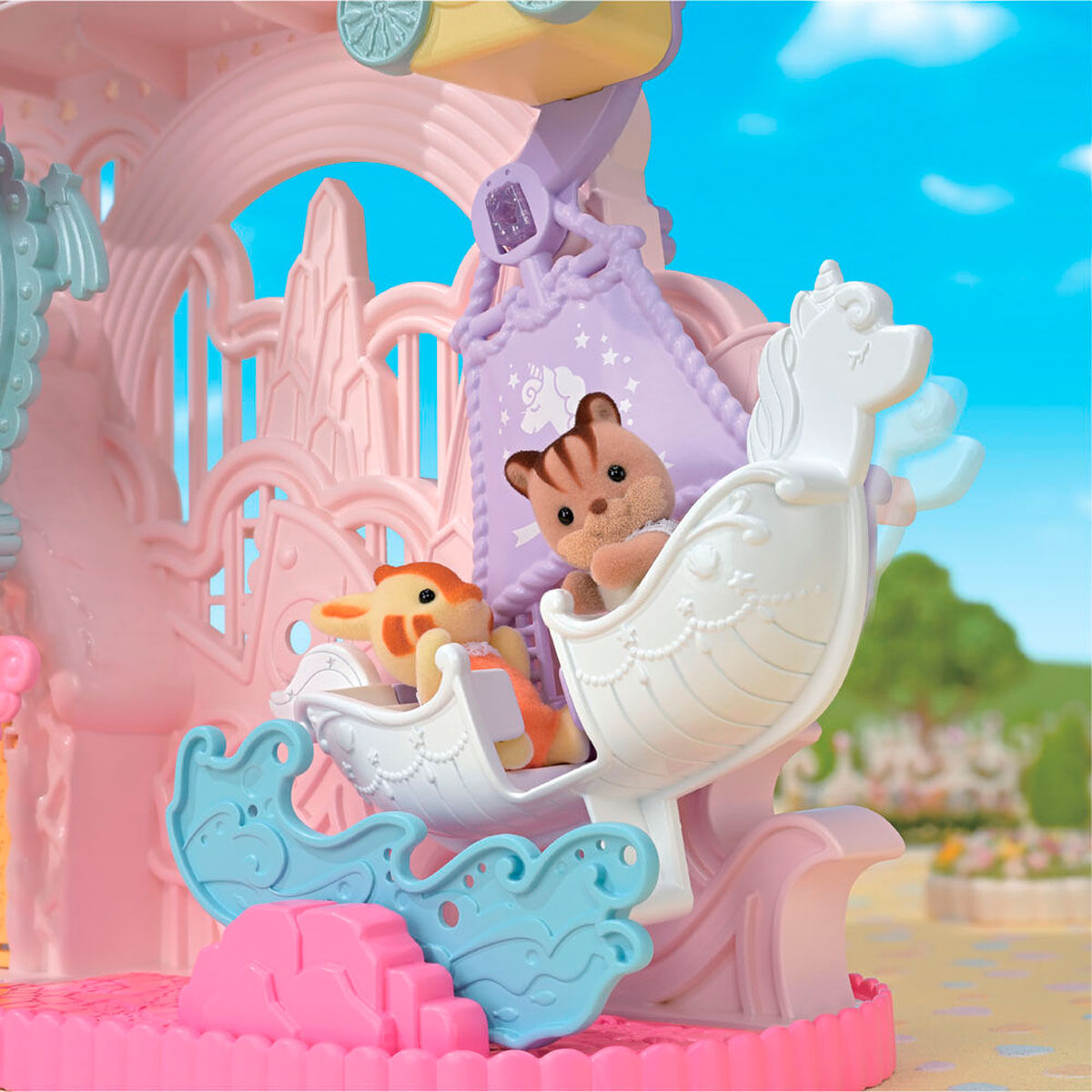 Un juego de Sylvanian Families con figuras de animales en una estructura rosa y azul similar a un castillo.