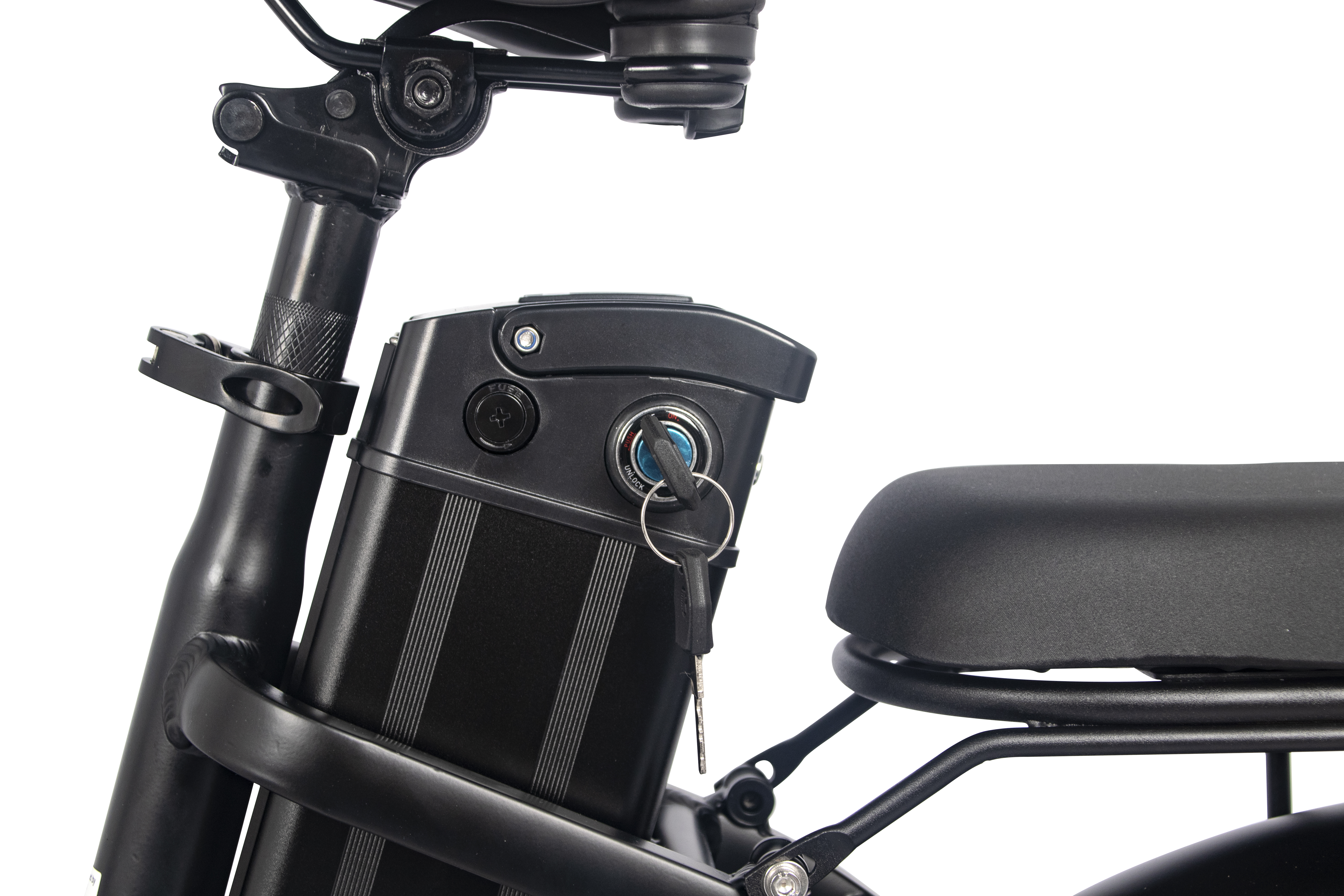 Zbliżenie na czarną baterię roweru elektrycznego z włożonymi kluczami. Białe tło.