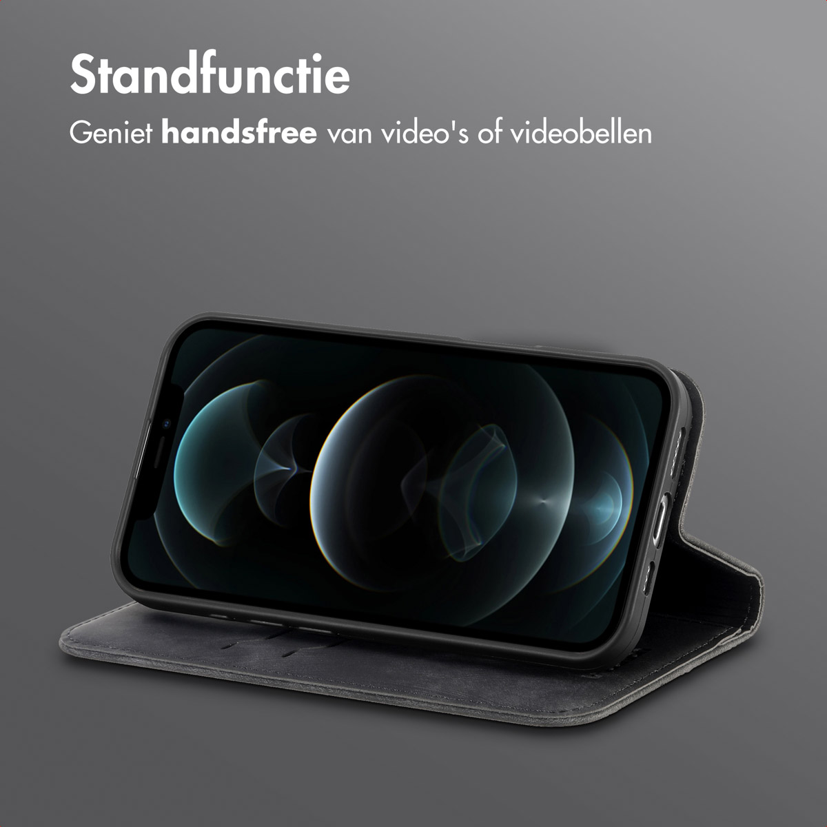 Téléphone dans un étui noir, debout sur fond gris.