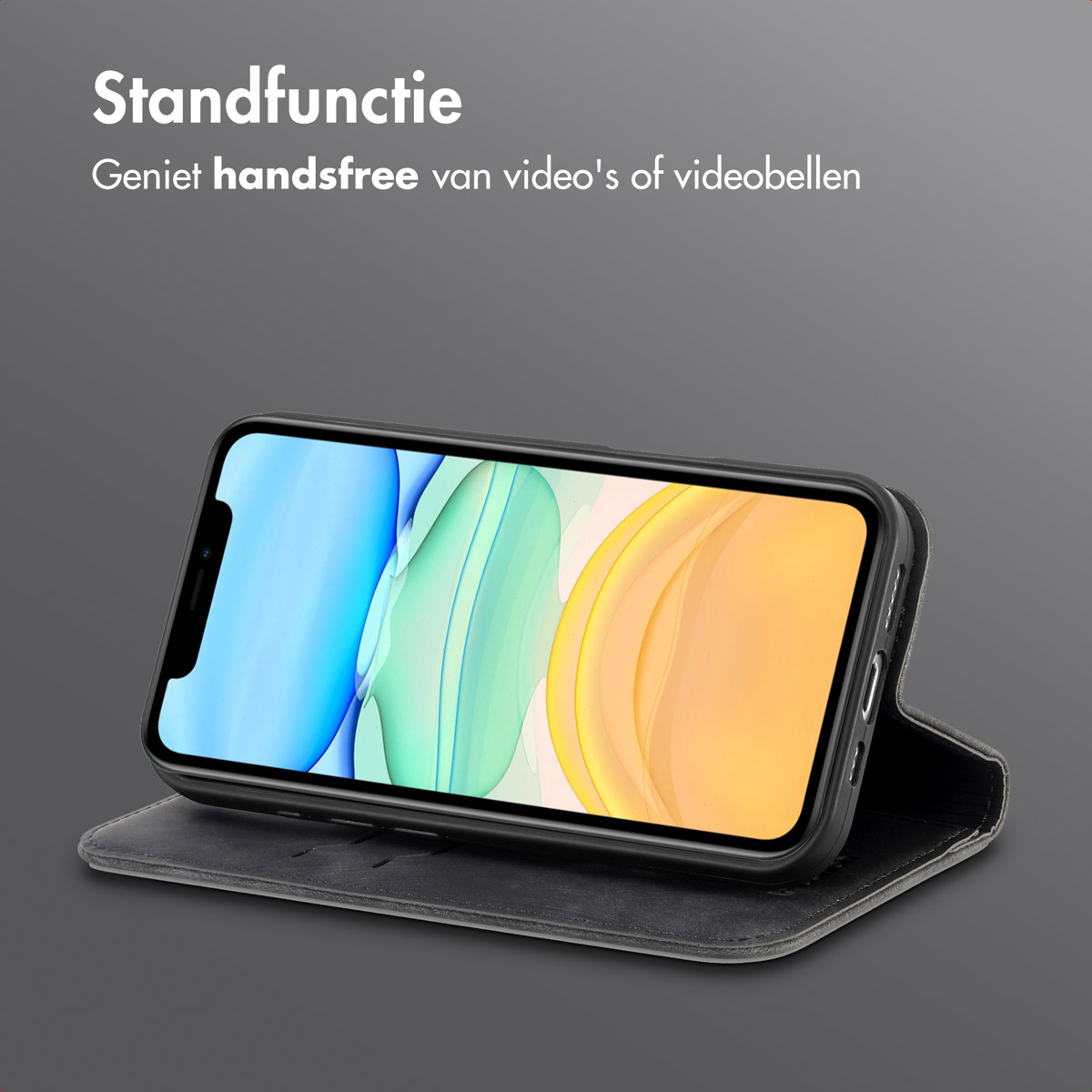 Un téléphone, dans un étui, est incliné pour tenir debout. L'écran affiche une image orange et jaune, avec un fond gris.