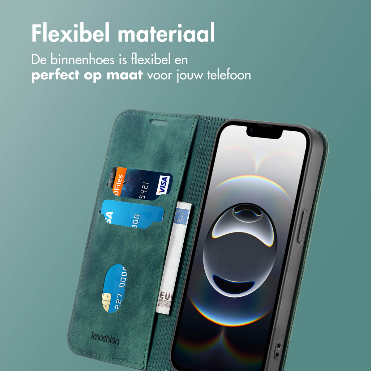Een groene portemonneehoes bevat een telefoon, kaarten en een rekening. De telefoon toont een cirkelvormig ontwerp tegen een blauwgroene achtergrond.