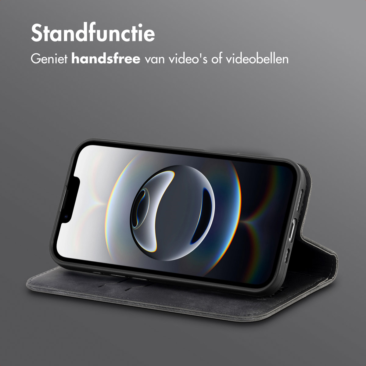 Téléphone noir dans un étui, relevé. Écran du téléphone visible. Fond sombre.