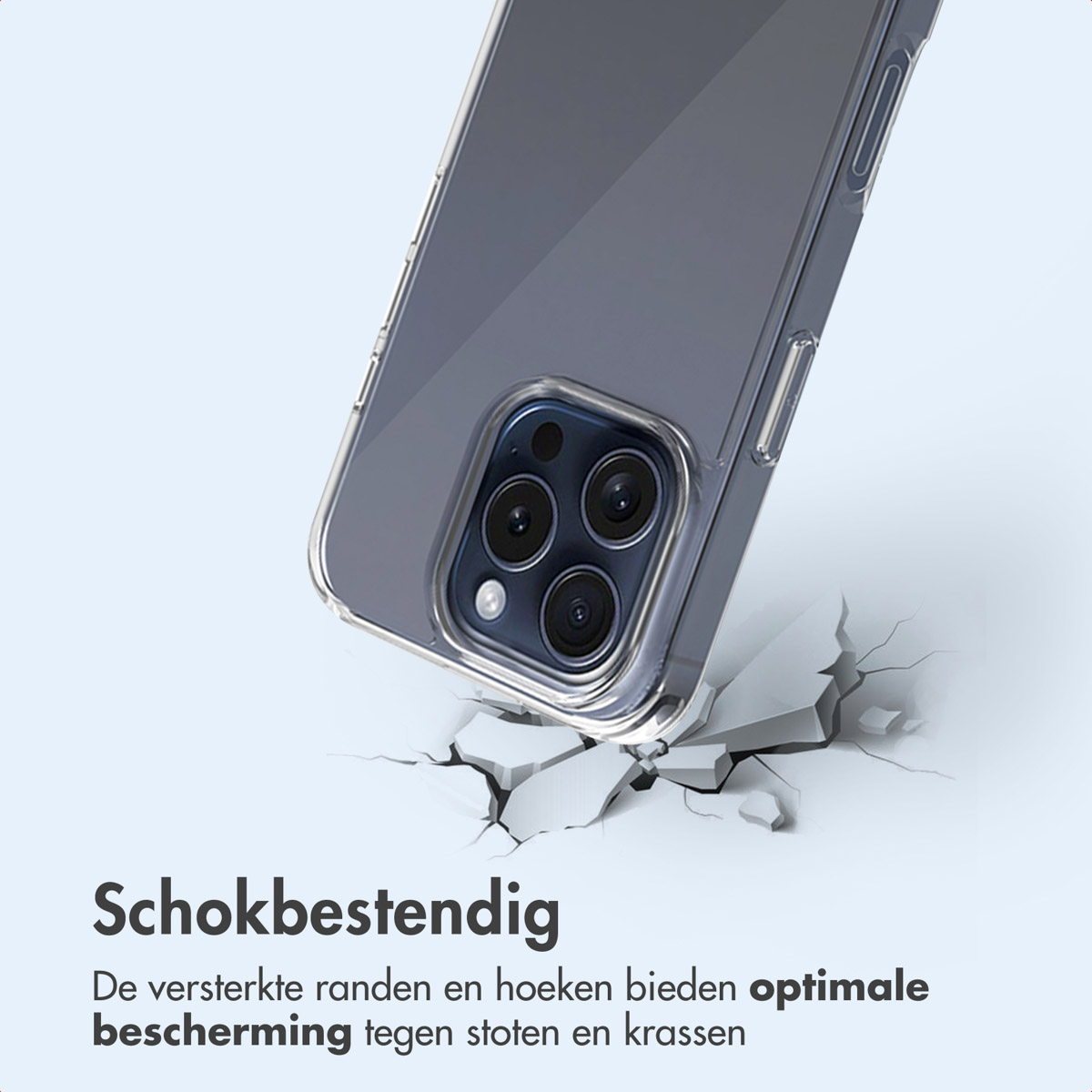 Telefoon in een doorzichtige hoes, op een scheurende ondergrond. Lichtblauwe achtergrond. Tekst onderaan.