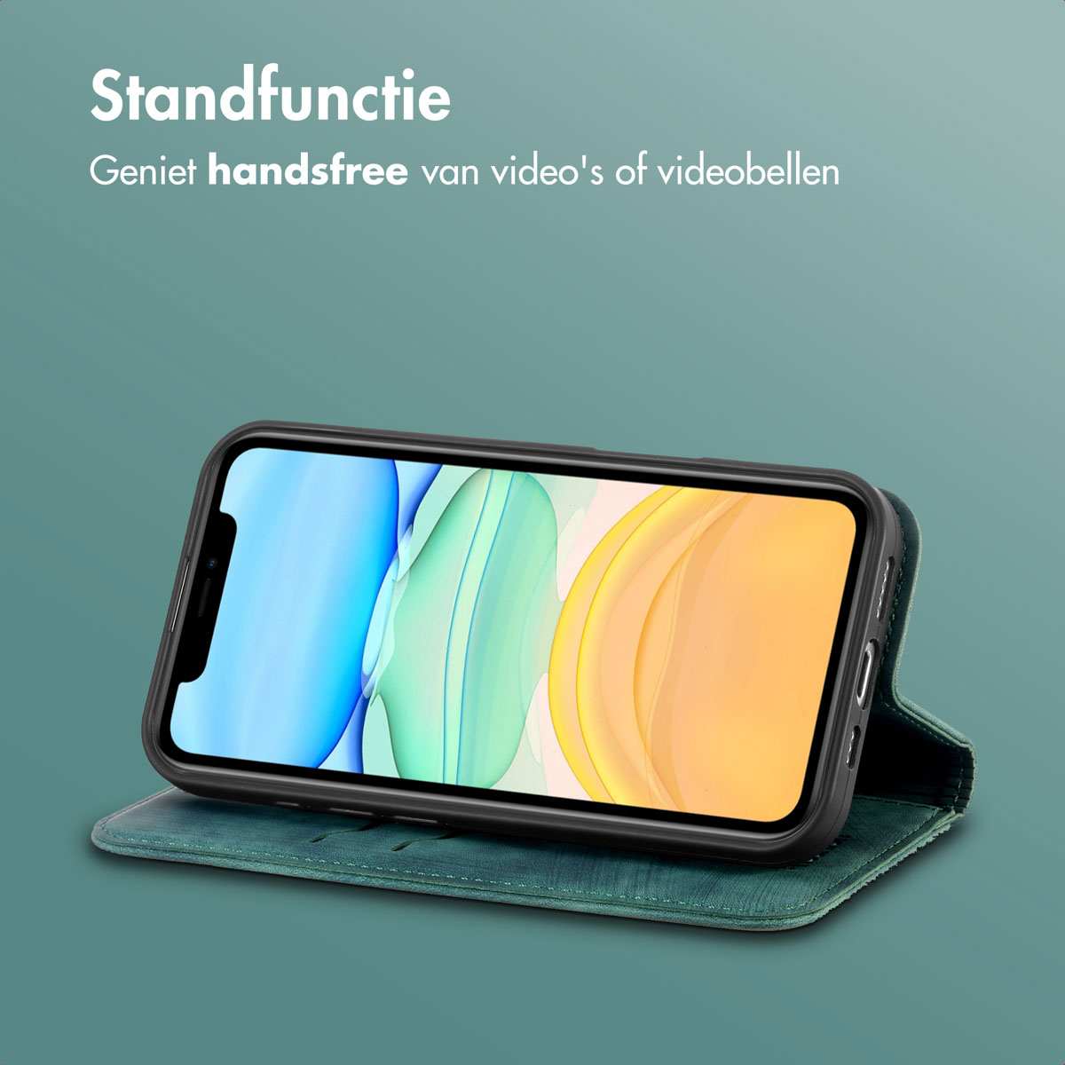 Téléphone dans un étui vert relevé. Écran affiché. Fond vert.