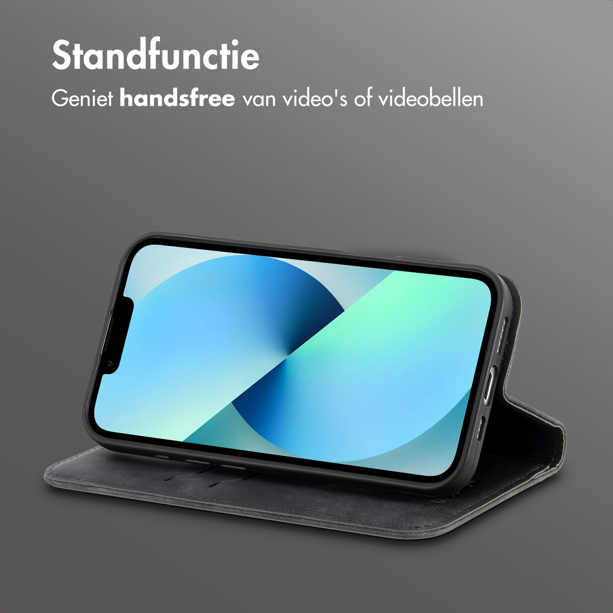 Ein Telefon in einer schwarzen Brieftasche, geöffnet und angezeigt. Der Bildschirm zeigt ein blaues Bild.