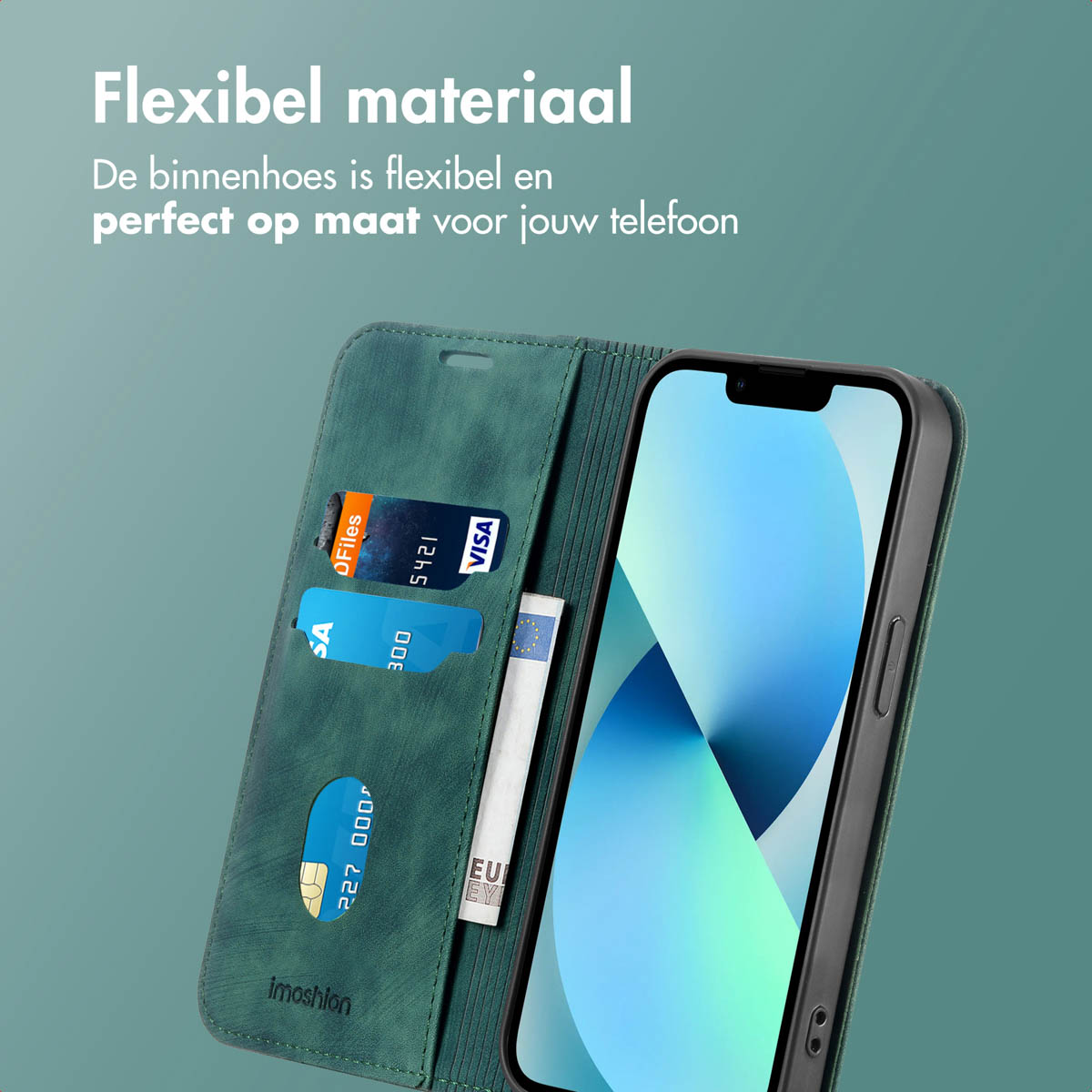 Grüne Brieftasche offen mit Telefon, Karten und einer Rechnung. Der Bildschirm des Telefons ist an.