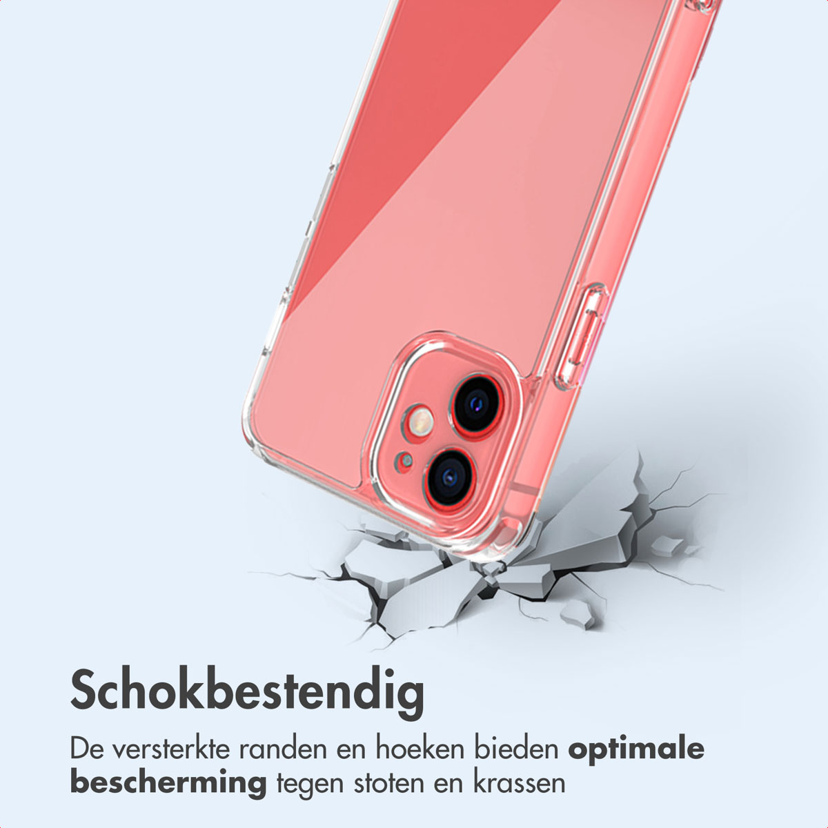 Une coque de téléphone rose tombe. La coque est transparente et posée sur des carreaux blancs brisés sur fond bleu clair.