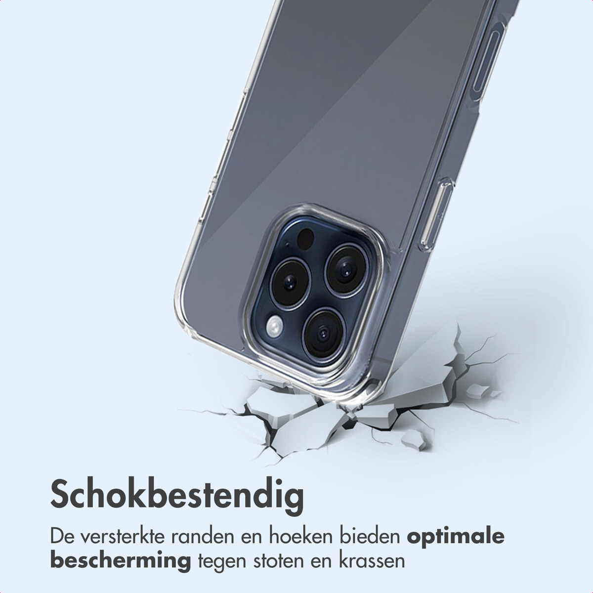 Un téléphone avec une coque noire tombe. La coque est transparente et posée sur des carreaux blancs brisés sur fond bleu clair.