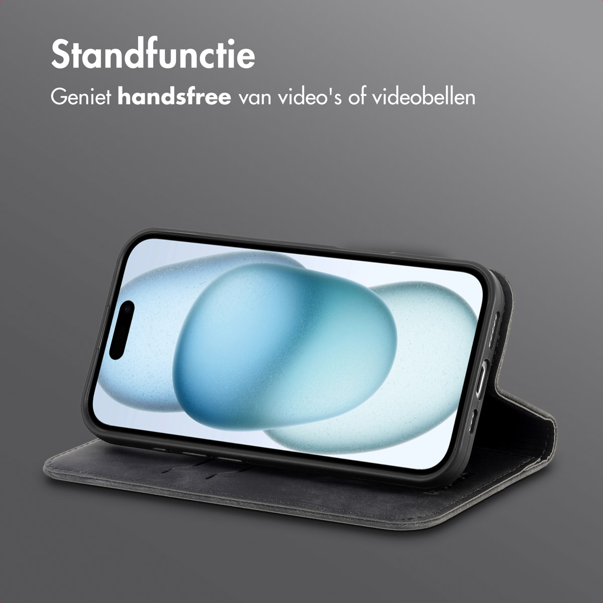 Een telefoon in een donker hoesje, schuin om te staan. De telefoon toont een blauwe afbeelding. Donkere achtergrond.