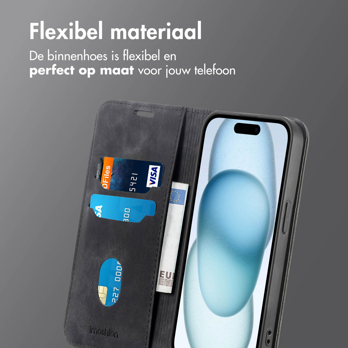 Een telefoon in een donker hoesje met een portemonnee, met creditcards. Grijze achtergrond.