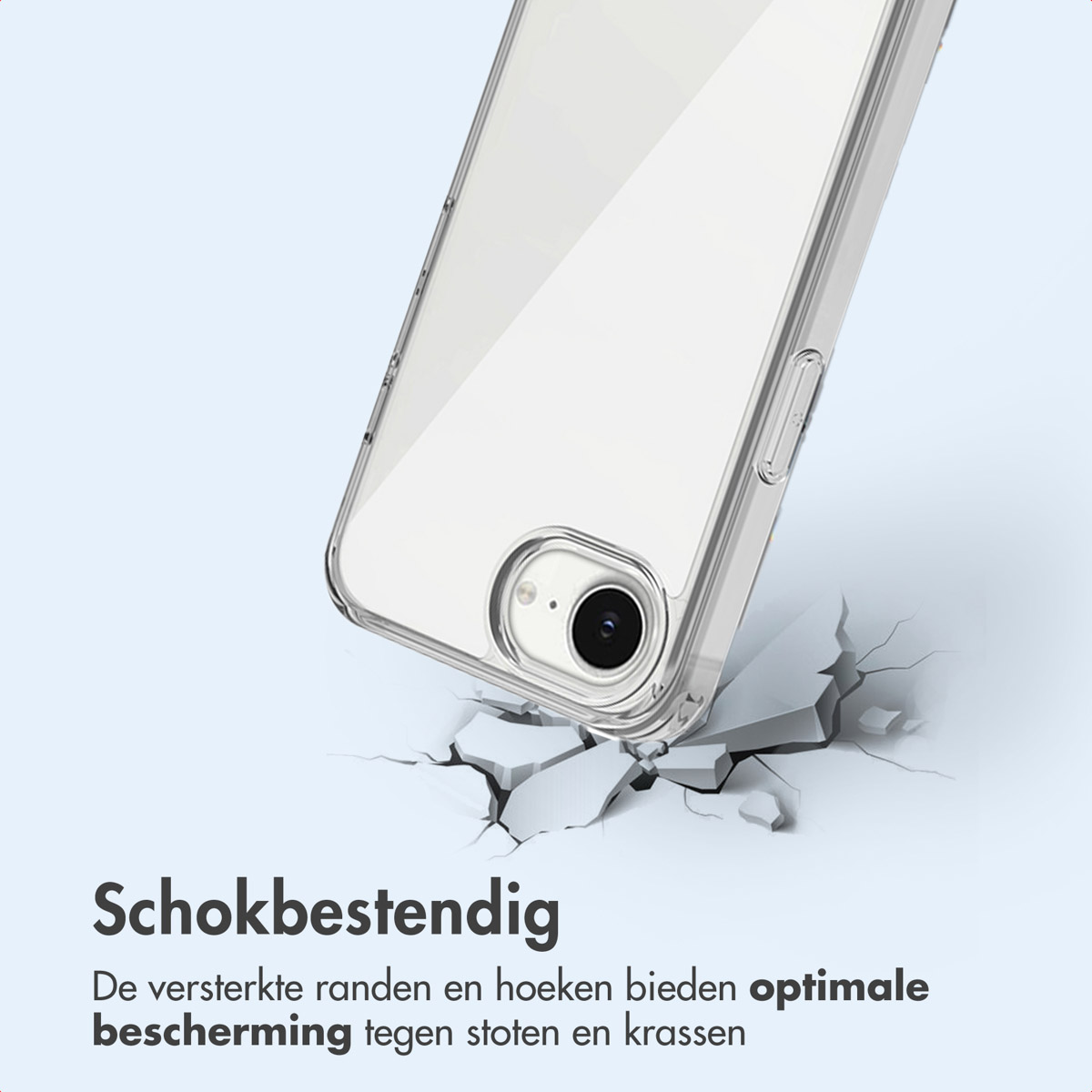 Une coque transparente avec un téléphone à l'intérieur casse une surface. Le téléphone est dans la coque. Fond bleu clair.