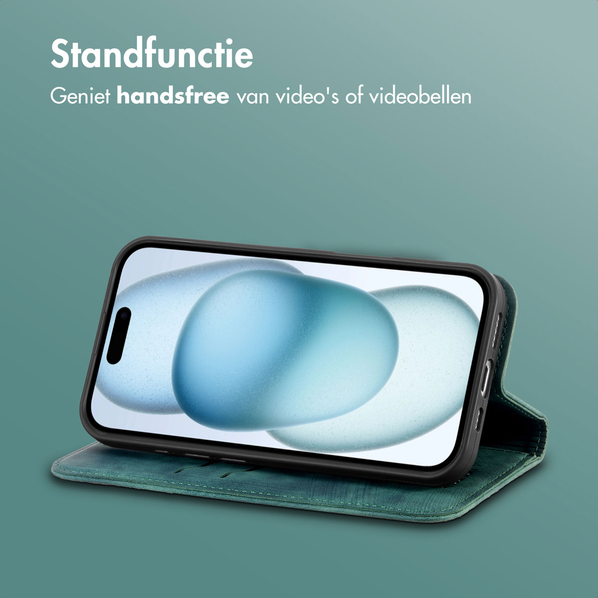 Een telefoon in een groene hoes is open, met een lichtblauw scherm, de achtergrond is groen.