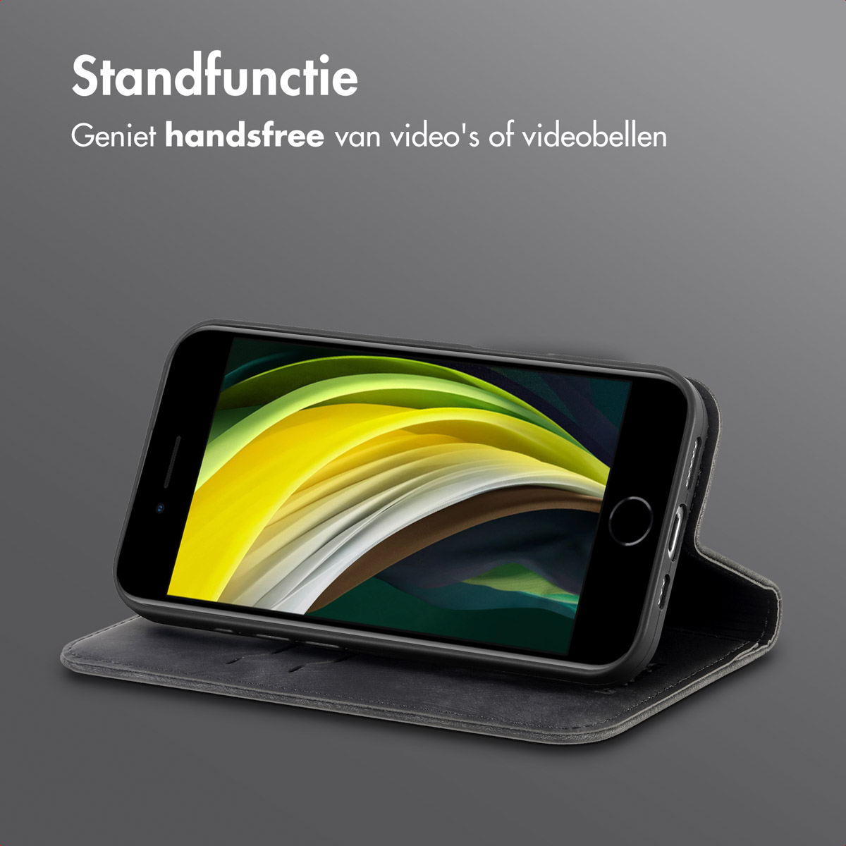 Ein Telefon in einer schwarzen Hülle ist geöffnet und zeigt einen gelben Bildschirm auf dunklem Hintergrund.