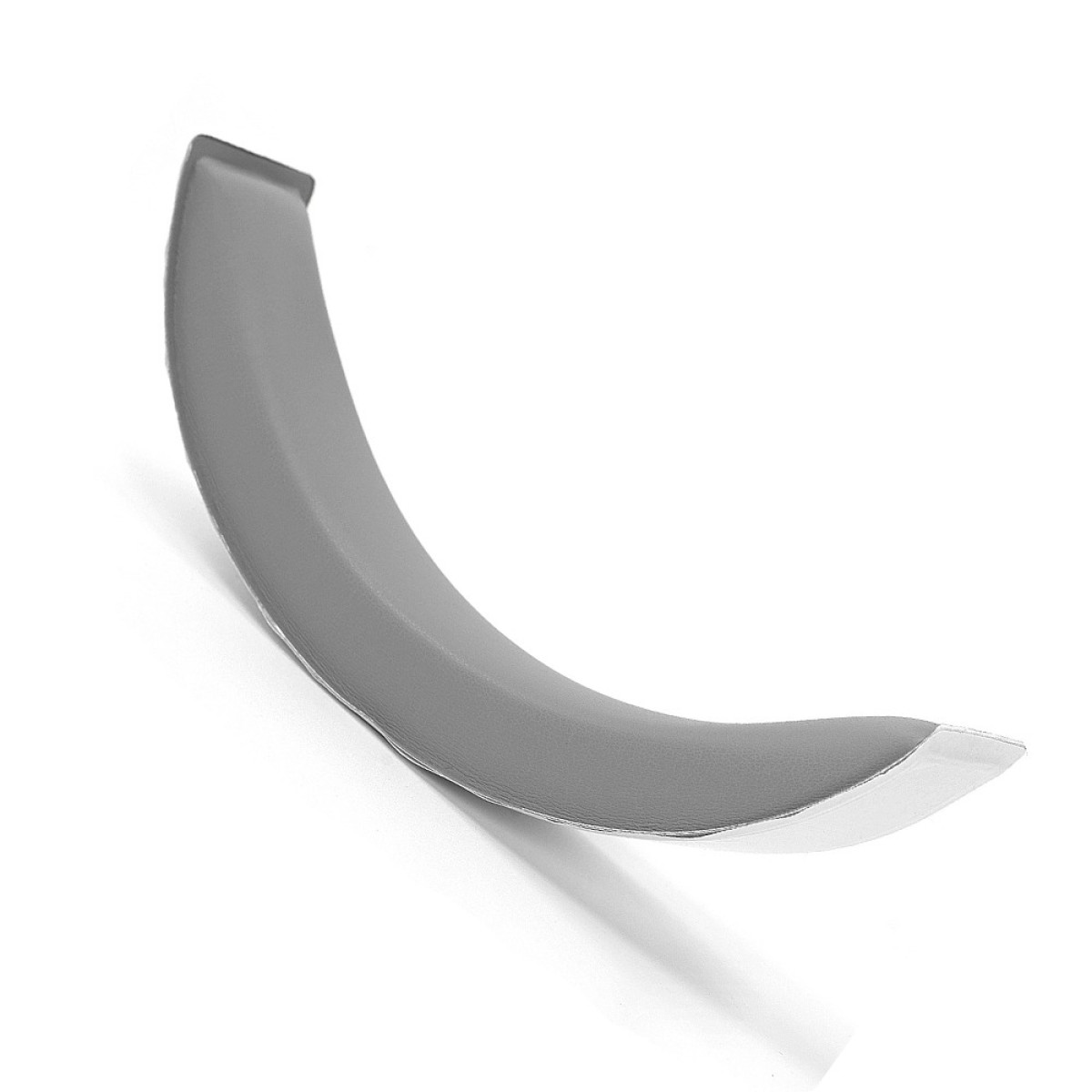 Pezzo di plastica grigio curvo con finiture argentate su sfondo bianco, angolato dall'alto a sinistra al basso a destra.