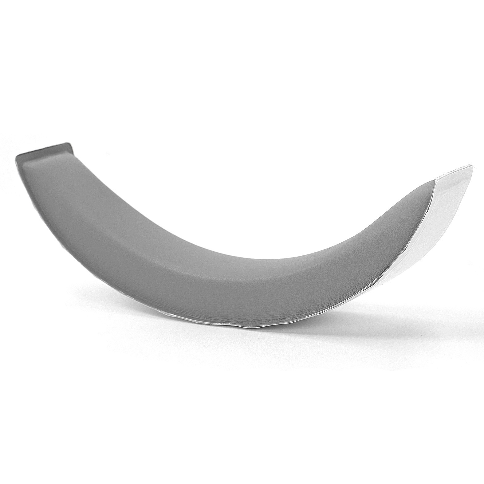 Due cuscinetti neri su una superficie di legno. I cuscinetti sono di forma ovale, uno mostra la schiuma interna.