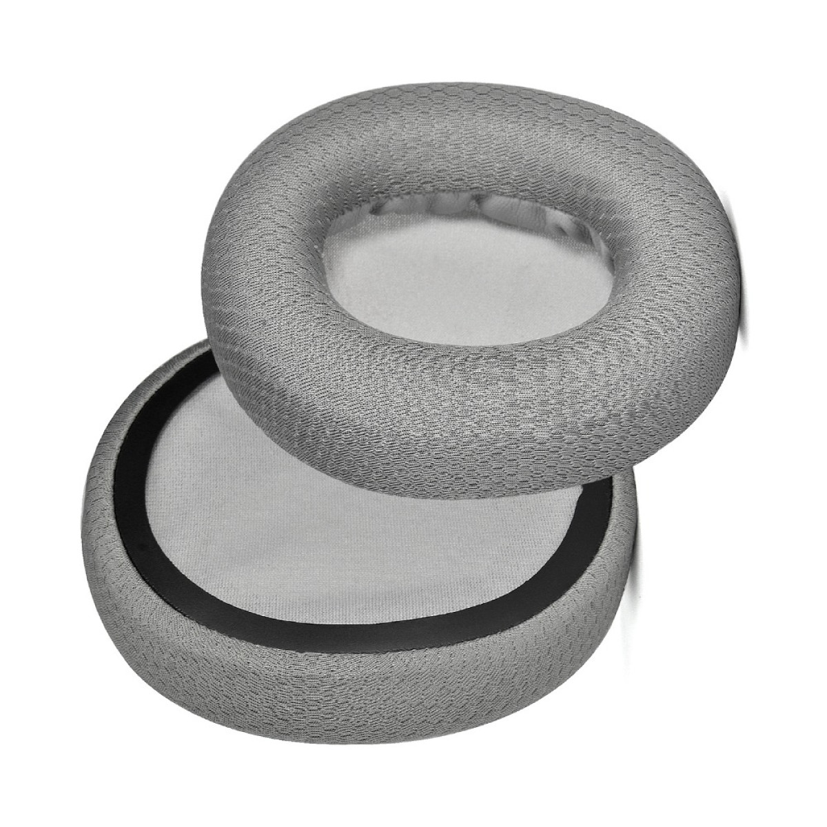 Due cuscinetti auricolari grigi, rotondi per cuffie sono mostrati su uno sfondo bianco. Hanno un anello nero attorno alla rete.