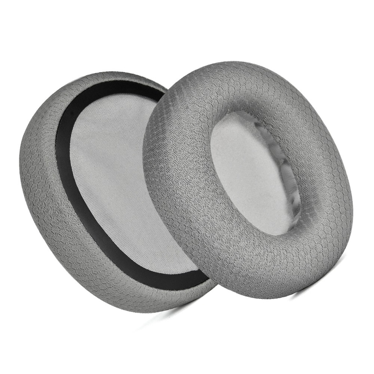 Due cuscinetti auricolari grigi, rotondi per cuffie sono mostrati su uno sfondo bianco. Hanno un anello nero attorno alla rete.