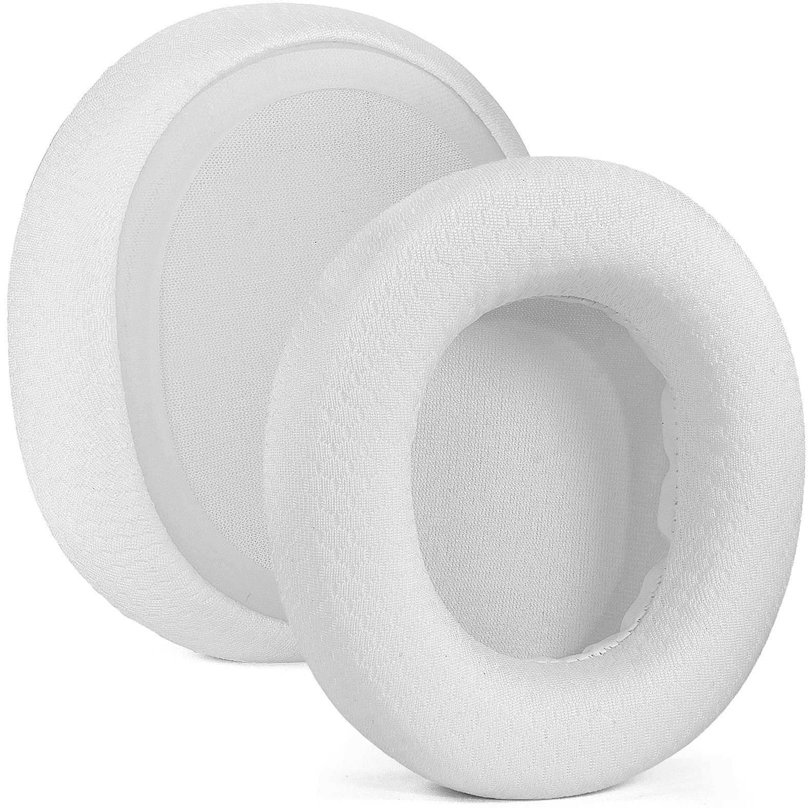 Due cuscinetti auricolari bianchi, rotondi per cuffie sono mostrati su uno sfondo bianco. I cuscinetti hanno un centro in rete.