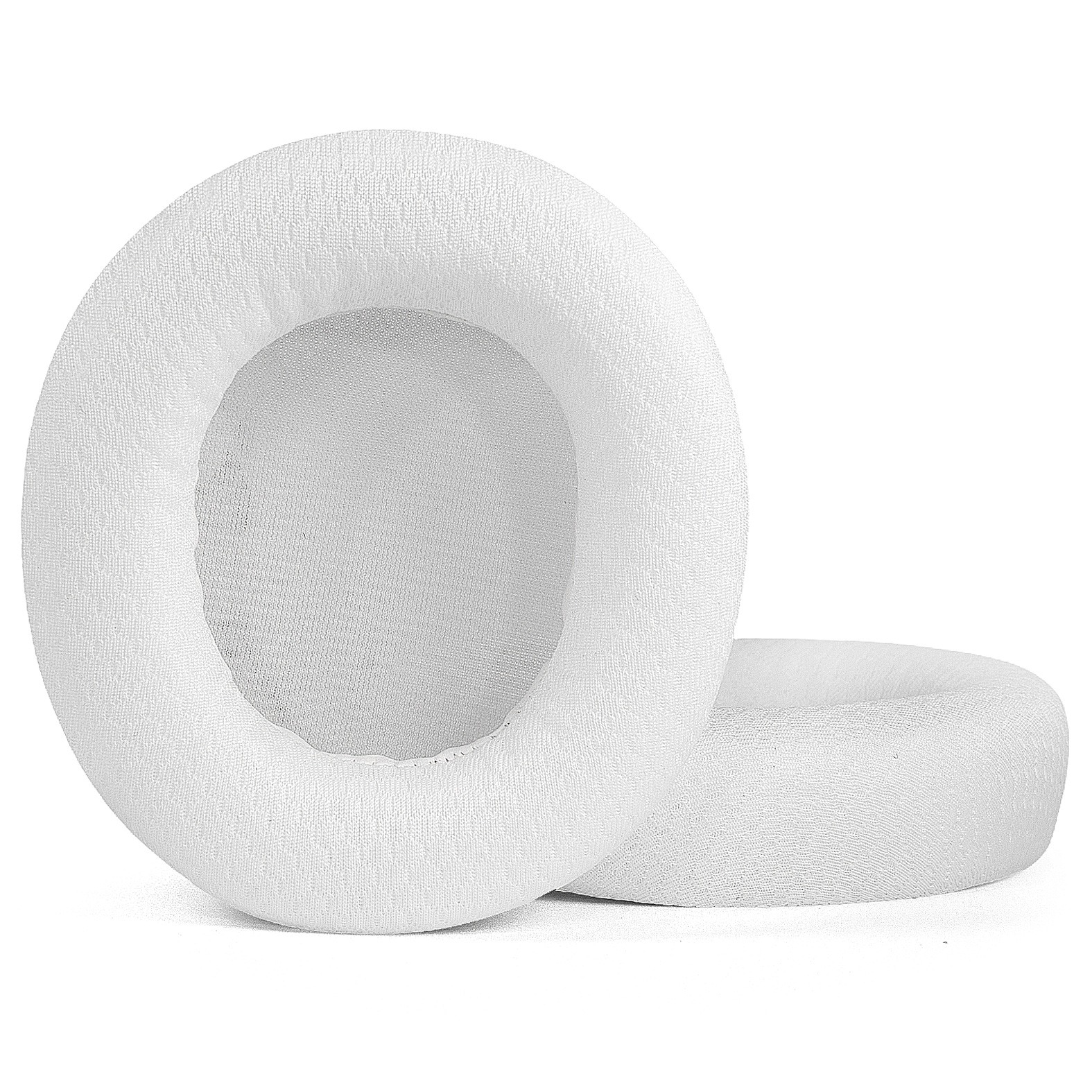 Due cuscinetti auricolari bianchi, rotondi per cuffie sono mostrati su uno sfondo bianco. I cuscinetti hanno un centro in rete.